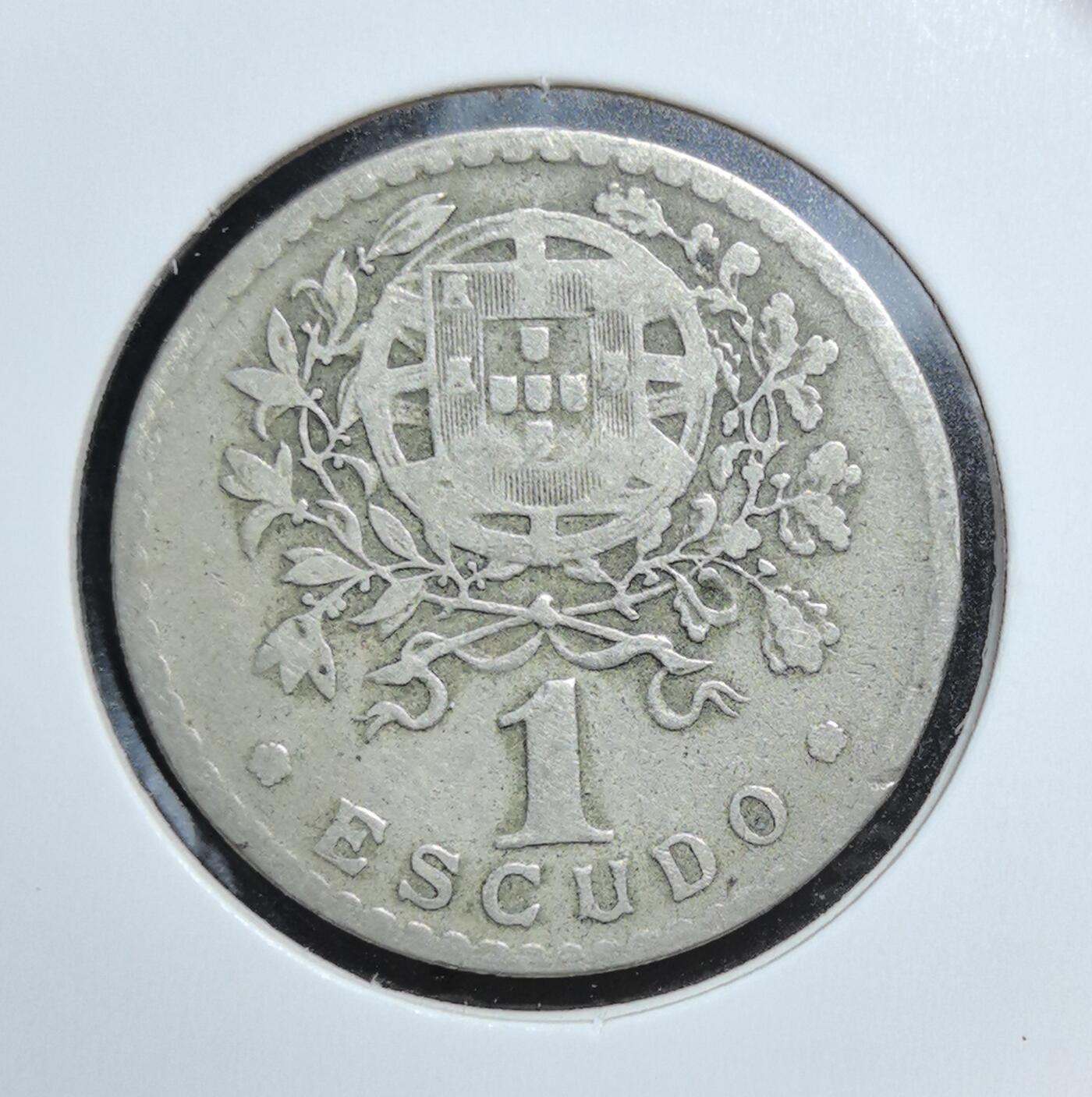 外国优质老铜币银币苏联纪念章，每周六晚九点倒数截拍，满百包邮可寄存，持续收拍 葡萄牙1945 年1埃斯库多，属共和国时期流通币，正面自由女神象征共和精神，背面国徽与月桂纹饰典雅，见证葡萄牙近代历史，是伊比利亚钱币收藏的入门佳品。