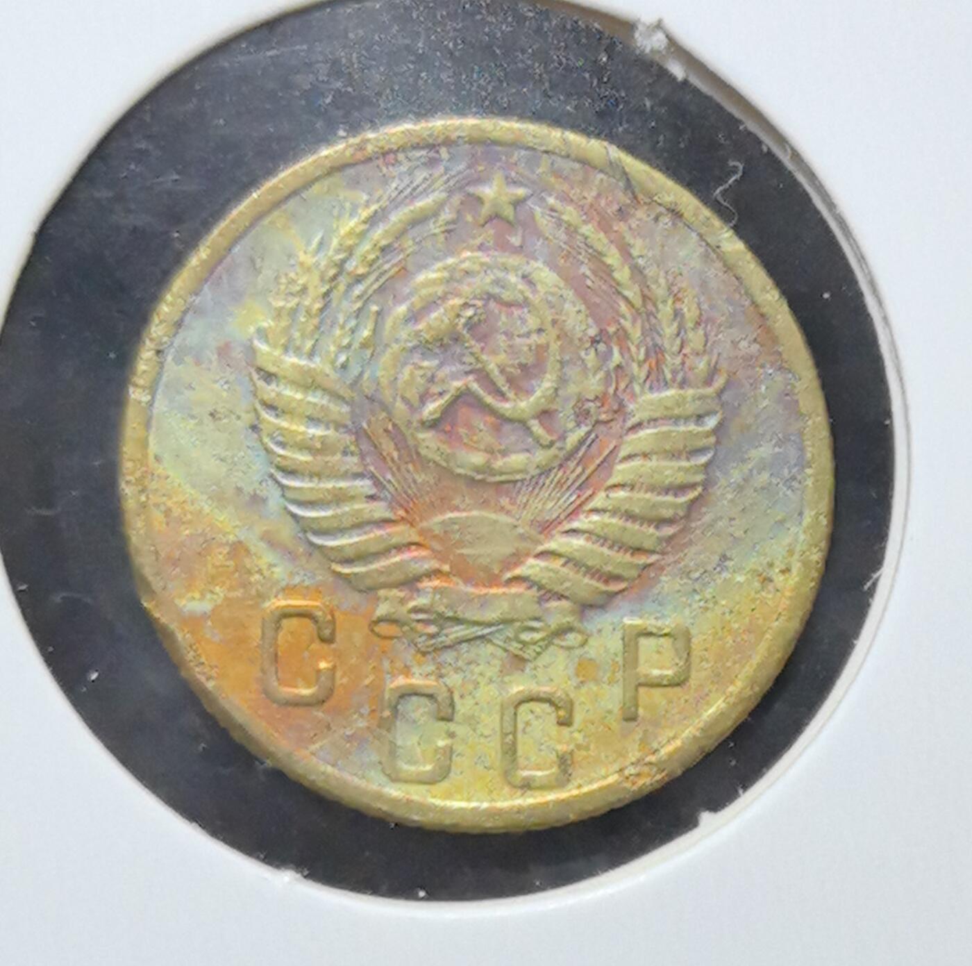 外国优质老铜币银币苏联纪念章，每周六晚九点倒数截拍，满百包邮可寄存，持续收拍 苏联1956年2戈比铜币，正面苏联国徽以镰刀锤子、麦穗与红星彰显社会主义理想，背面面值与年份清晰规整，铜质包浆温润，是见证冷战时期苏联稳定发展、极具红色收藏价值的入门经典。