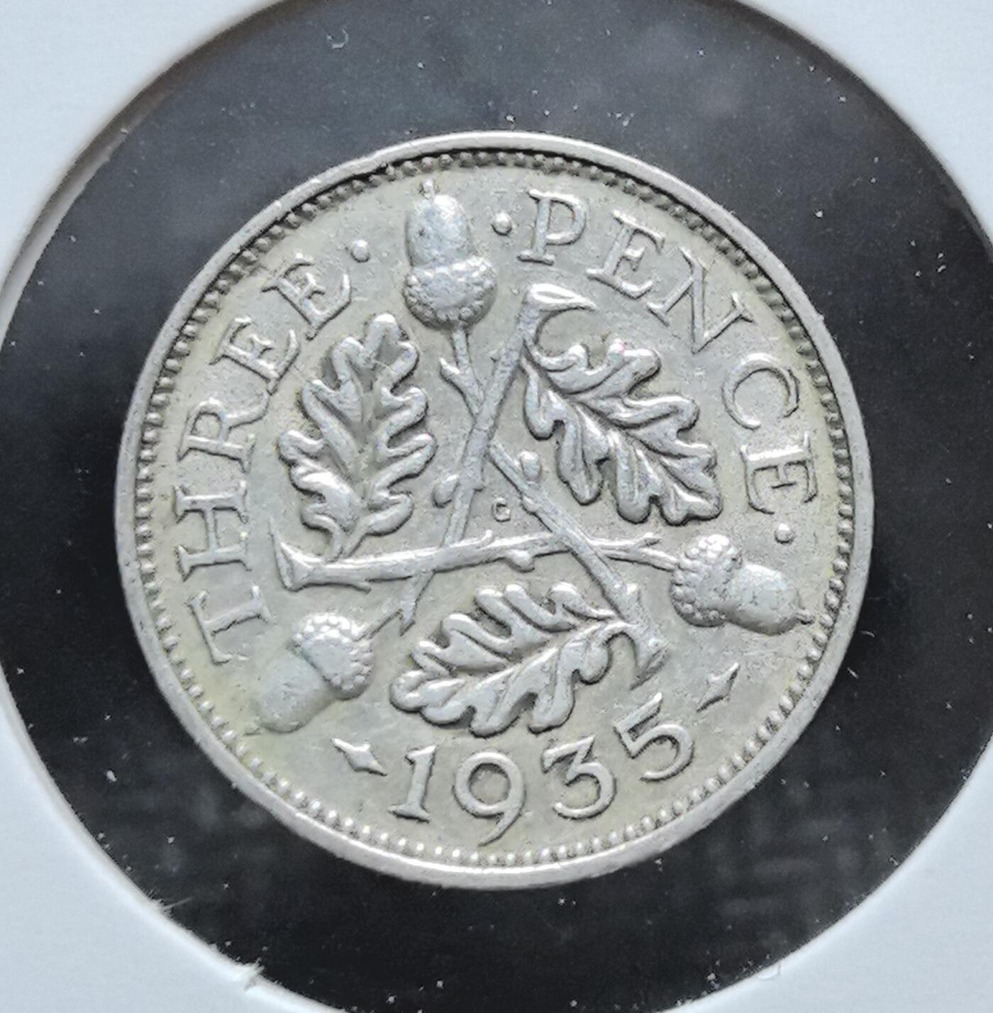 外国优质老铜币银币苏联纪念章，每周六晚九点倒数截拍，满百包邮可寄存，持续收拍 英国乔治五世1935年3 便士银币。正面为国王头像，背面是橡叶与橡果纹饰，见证英国战前货币体系，是英联邦传统小面值辅币的典型代表。