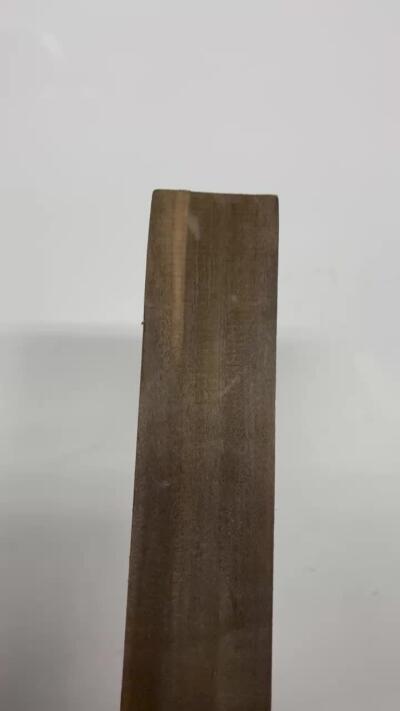 零元拍：NO.3金丝楠阴沉料，切镇尺做牌子，无需打磨就已经金光闪闪。切牌子，做镇尺，干泡台。满金丝药香，尺寸约：40/5/3.7CM。