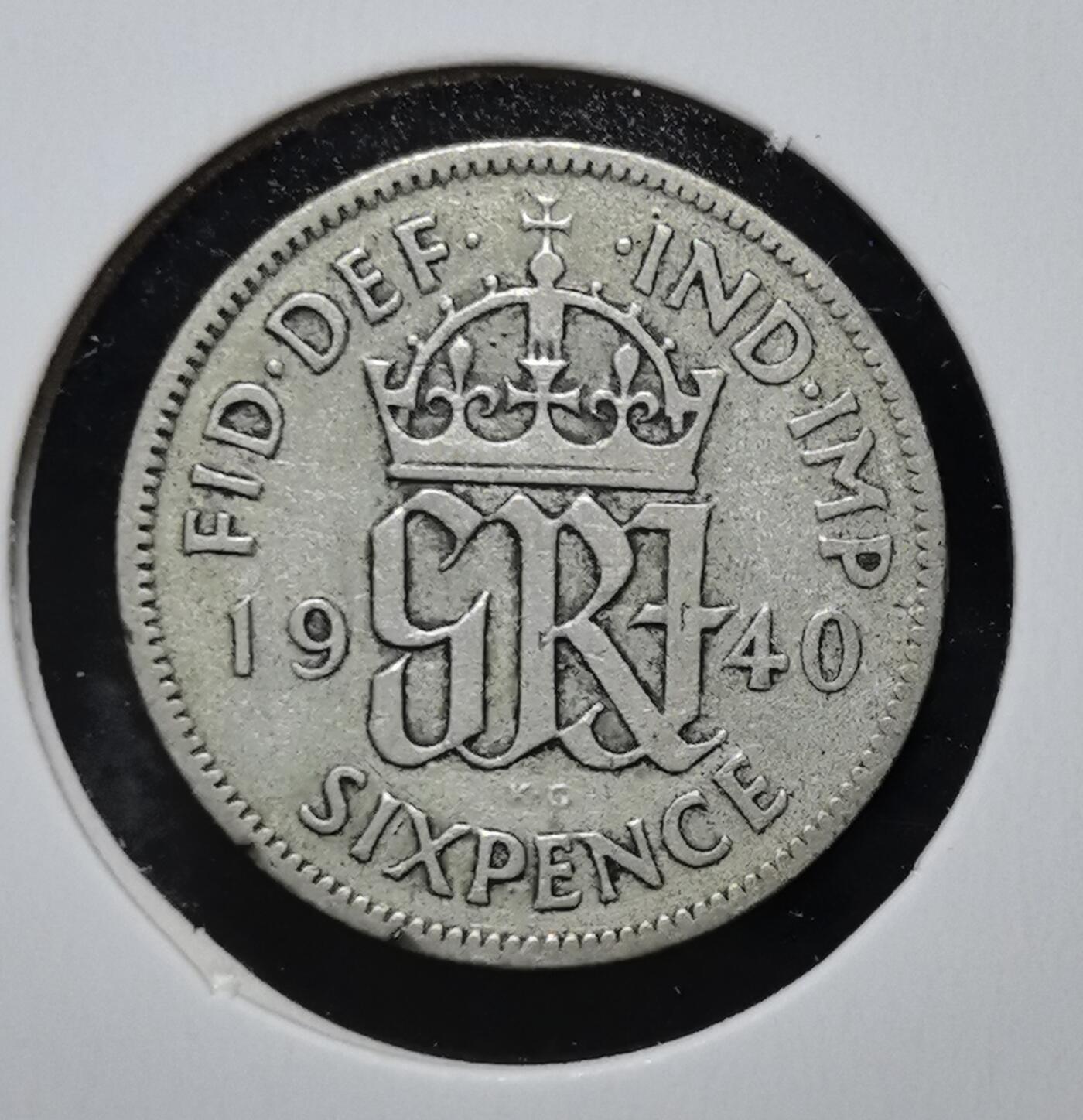 外国优质老铜币银币苏联纪念章，每周六晚九点倒数截拍，满百包邮可寄存，持续收拍 英国乔治六世1940年6便士银币。正面为国王头像，背面是国王花押与王冠，是二战时期英国流通货币，见证战时经济与殖民体系。