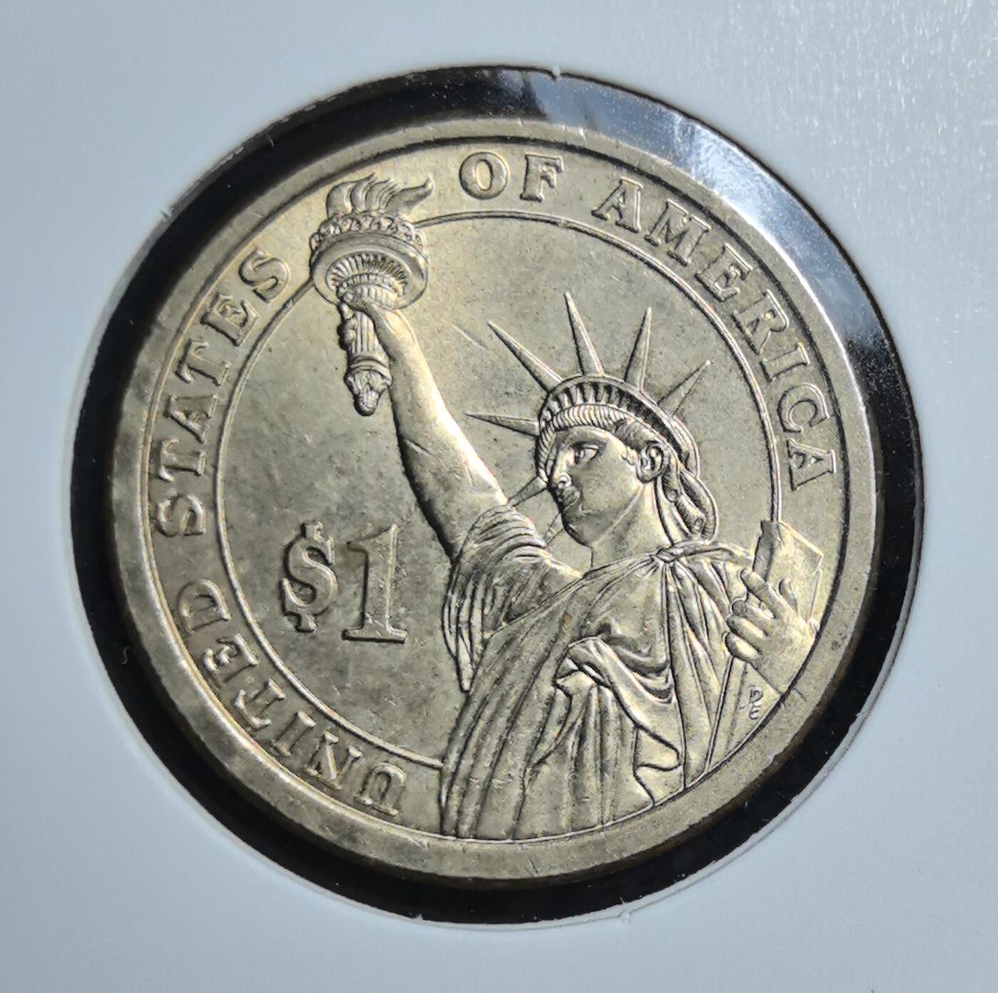 外国优质老铜币银币苏联纪念章，每周六晚九点倒数截拍，满百包邮可寄存，持续收拍 美国首任总统华盛顿纪念币，正面为开国总统华盛顿肖像，背面是自由女神像，兼具美国历史符号与收藏普及性，是入门现代美元纪念币的优选品种。