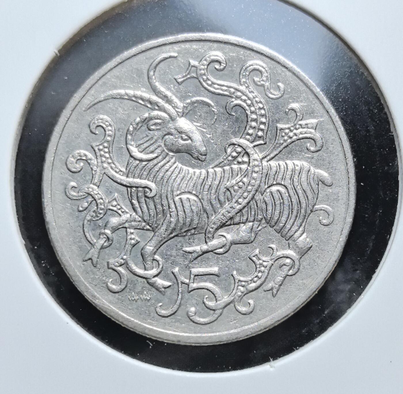 外国优质老铜币银币苏联纪念章，每周六晚九点倒数截拍，满百包邮可寄存，持续收拍 马恩岛1980年洛格特羊5便士，正面为伊丽莎白二世头像，背面是马恩岛象征 “洛格特羊”（四角羊）纹章，彰显其独特民俗文化与英国皇家属地的货币特色。