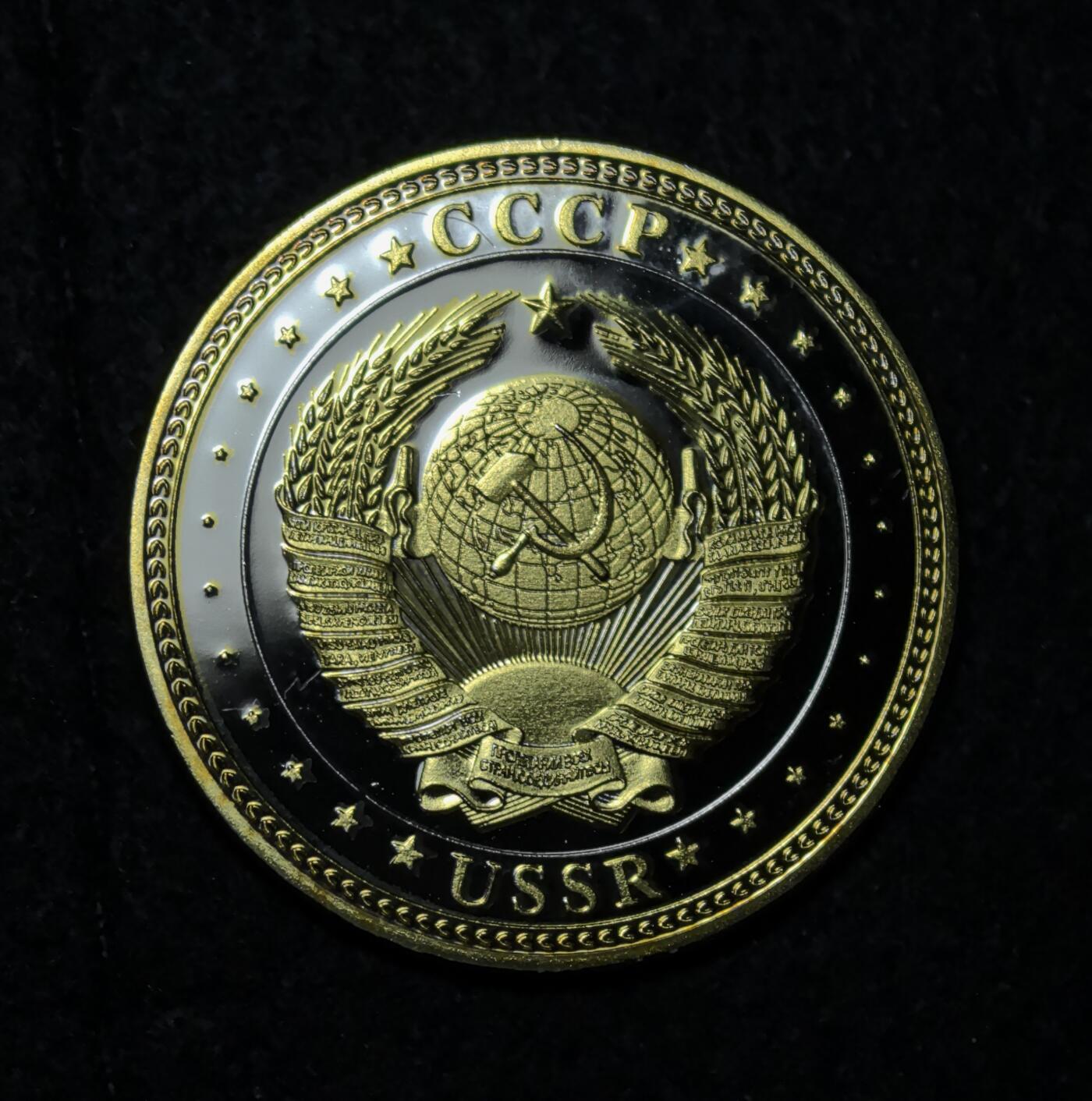 外国优质老铜币银币苏联纪念章，每周六晚九点倒数截拍，满百包邮可寄存，持续收拍 斯大林精制纪念章，直径34.8mm，重量19克，正面斯大林军装像威严庄重，俄英双语标注彰显国际视角，背面苏联国徽与麦穗纹饰承载红色记忆，工艺精致，是极具苏联历史与红色收藏价值的纪念佳品。