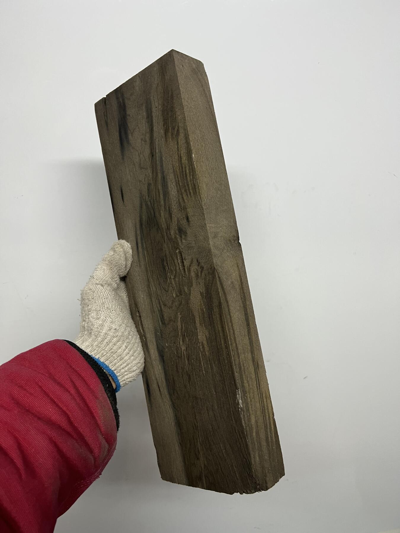 零元拍：NO.6金丝楠阴沉料，切镇尺做牌子，无需打磨就已经金光闪闪。切牌子，做镇尺，干泡台。满金丝药香，尺寸约：38/12.7/3.8CM。