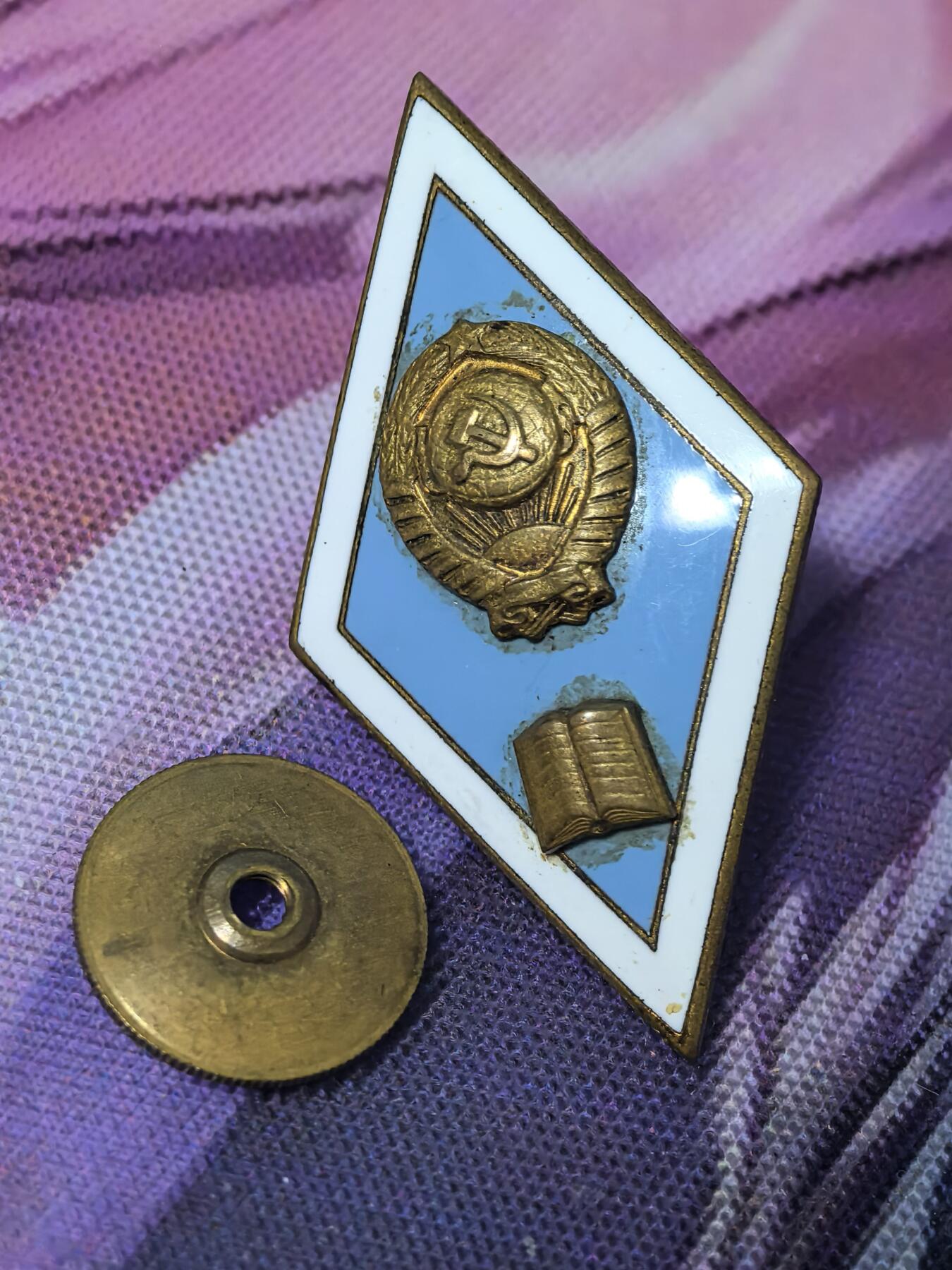 苏联勋章奖章拍卖 本次有亚捏，苏联艺术家，2次英雄的奖状，国际运动员全套等好货 不要错过 3月20日晚上九点结束在麦稀奇 找不到的加我qq或者微信都是184277308备注苏章拍卖。