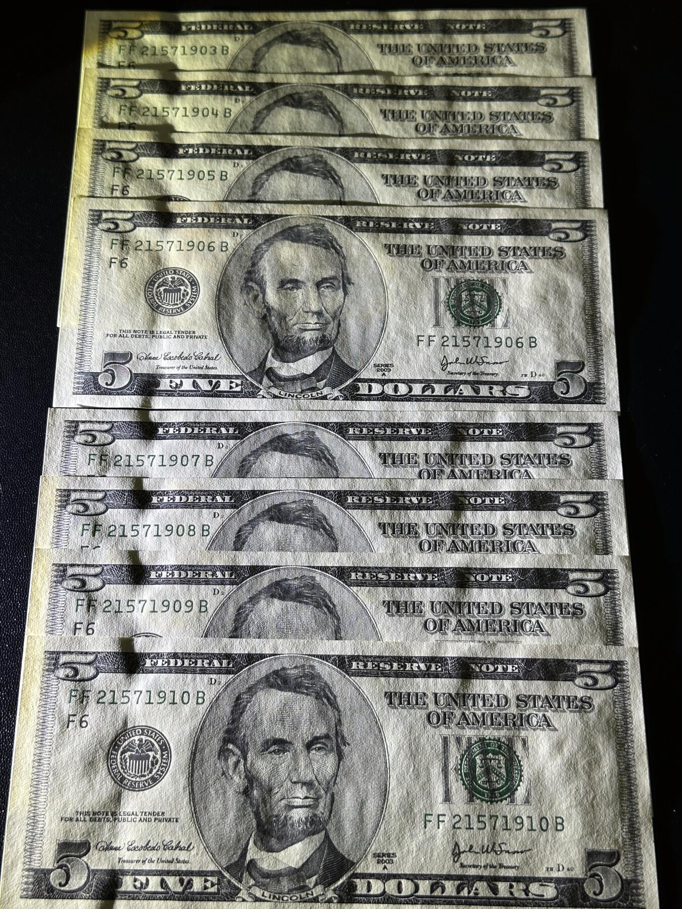 《外钞收藏家》第六百一十九期（精品场）（长期征集拍品、欢迎藏友们联系合作） 2003年美国大头版5美元 8连号 无折有黄潮斑