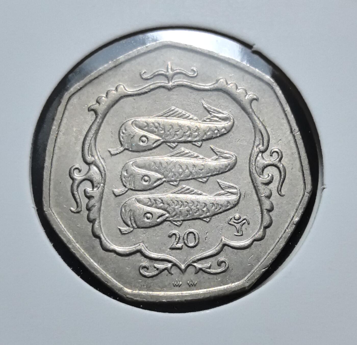 外国优质老铜币银币苏联纪念章，每周六晚九点倒数截拍，满百包邮可寄存，持续收拍 马恩岛1985年渔业文化20便士，正面为伊丽莎白二世头像与马恩岛标识，背面是象征海岛渔业文化的三条鱼纹，体现其作为英国皇家属地的独特货币风貌