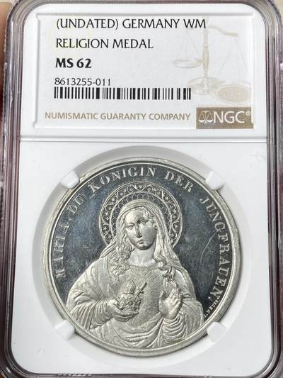 万国钱币拍卖第063期 - NGC MS62 19世纪德国坚信礼圣母玛利亚纪念锡章 深度镜面精铸浮雕喷砂质感 锡制章牌出分极其不易 圣母形象刻画极其生动 背面天主十字架插在地球之上 下面是各类宝物代表财富