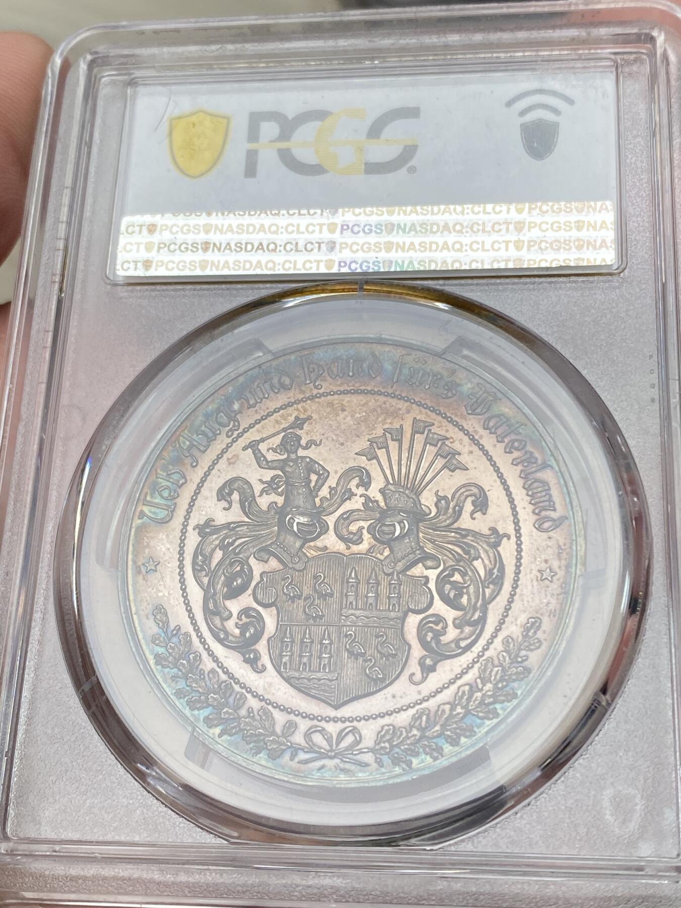 万国钱币拍卖第063期 PCGS SP62 1901年德国萨克森-茨维考第十九届中部联邦射击节银章 独特设计双面盾徽浮雕极其精美 孔雀蓝渐变火烧云包浆摄人魂魄般美丽 