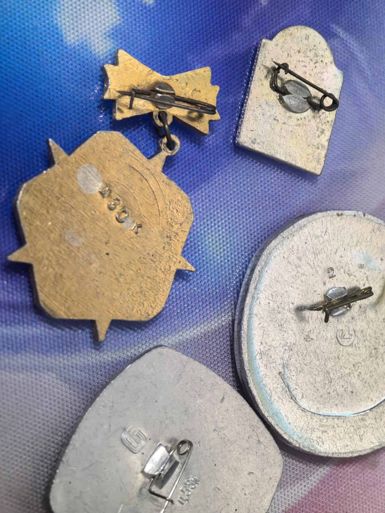 苏联勋章奖章拍卖 本次有亚捏，苏联艺术家，2次英雄的奖状，国际运动员全套等好货 不要错过 3月20日晚上九点结束在麦稀奇 找不到的加我qq或者微信都是184277308备注苏章拍卖。