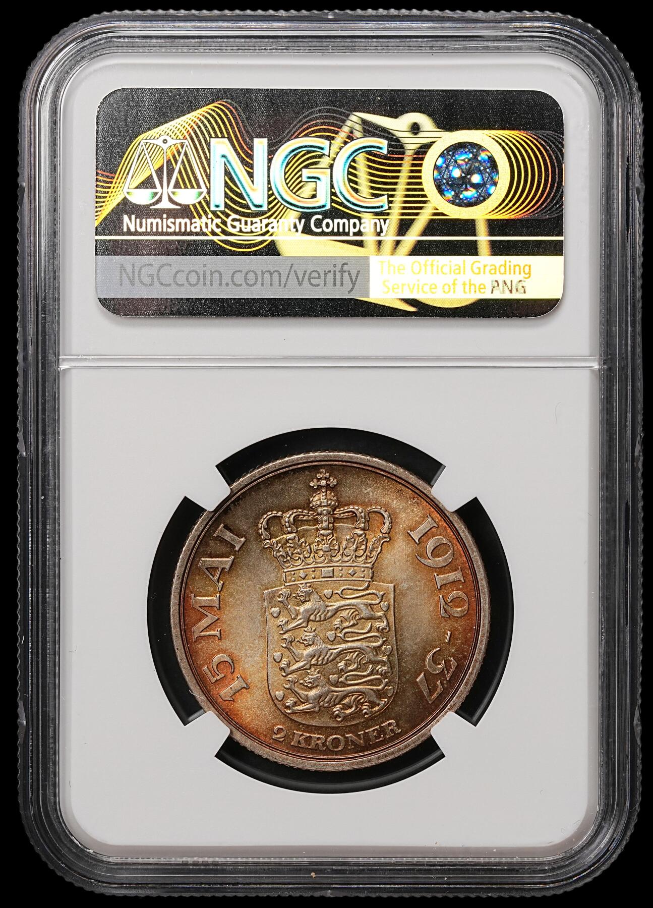 修遠堂世界钱币第108期 NGC MS66 1937年丹麦国王登基25周年纪念2克朗银币，少见红彩