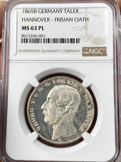 万国钱币拍卖第063期 - NGC MS63PL 1865年德国汉诺威弗里斯兰橡树箴言泰勒 单年发行2000枚 联合泰勒中的人气之王 橡树上方铭文EALA FRYA FRESENA意为:“起来吧,自由的弗里斯兰人”顶级镜面类精制状态 橡树浮雕满喷砂 五彩包浆点缀其间 其锋利的打制隔着盒子仿佛都能感受到其满满的割手感 脑海中仿佛能想象到树叶随风摆动的画面 久久不能忘怀