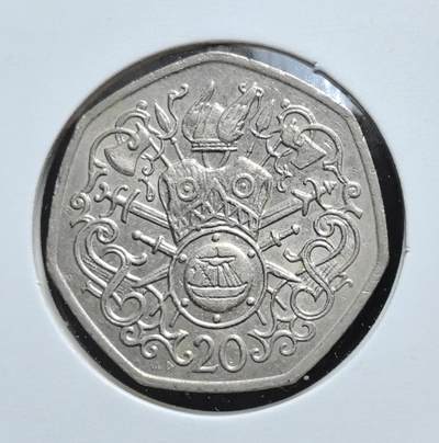外国优质老铜币银币苏联纪念章，每周六晚九点倒数截拍，满百包邮可寄存，持续收拍 - 马恩岛1982年维京文化20便士。正面为伊丽莎白二世头像，背面饰以维京船、皇冠与交叉剑纹章，彰显马恩岛独特的维京文化与英国皇家属地身份。