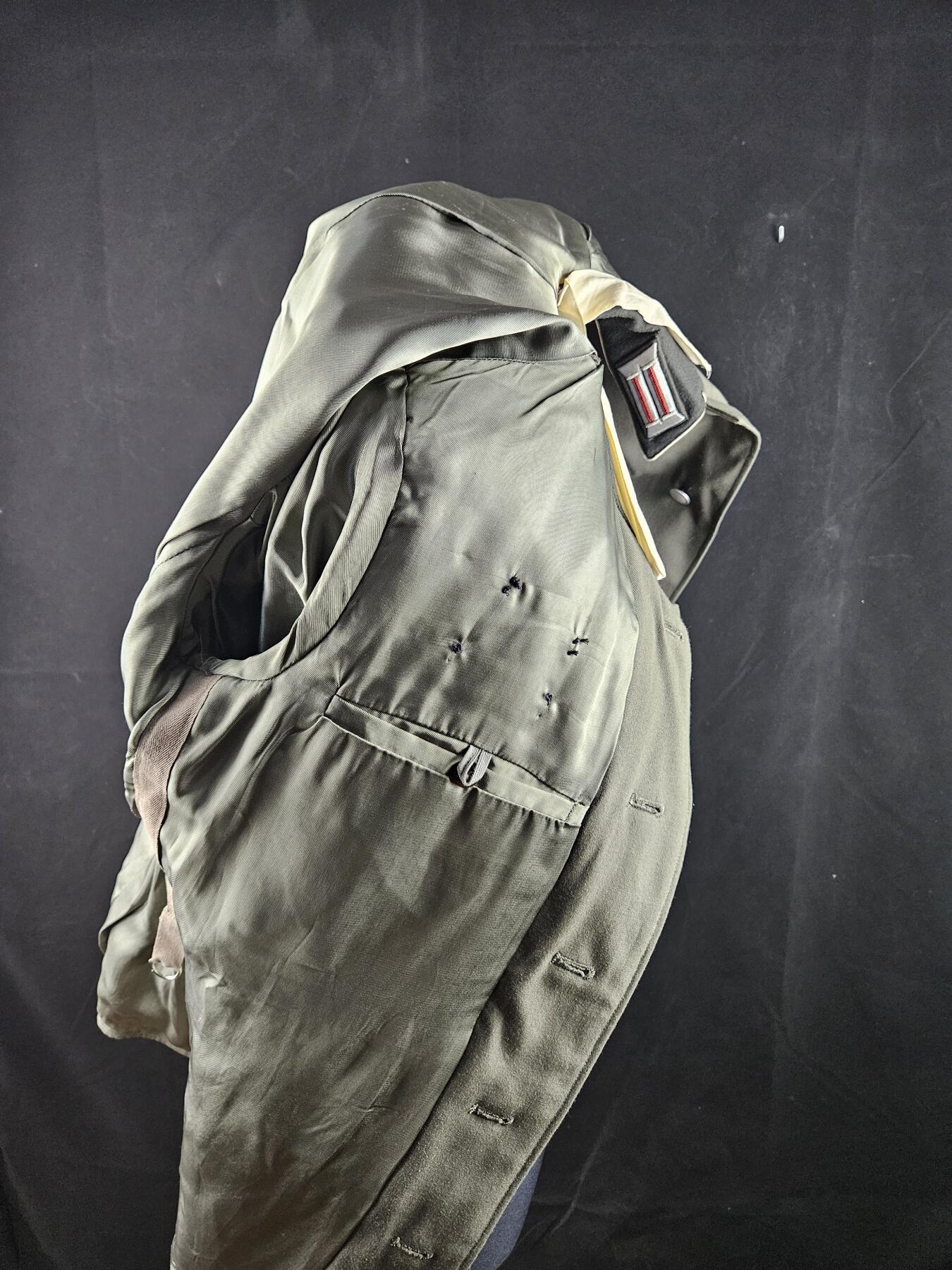 0元起拍勋章 第340期 咸鱼国勋章拍卖专场 3月22日（周日）下午6：00开始 东德早期 史塔西 刺绣领章袖章 少校黑领礼服上衣 领围43 胸围112 肩宽48 衣长78 袖长66