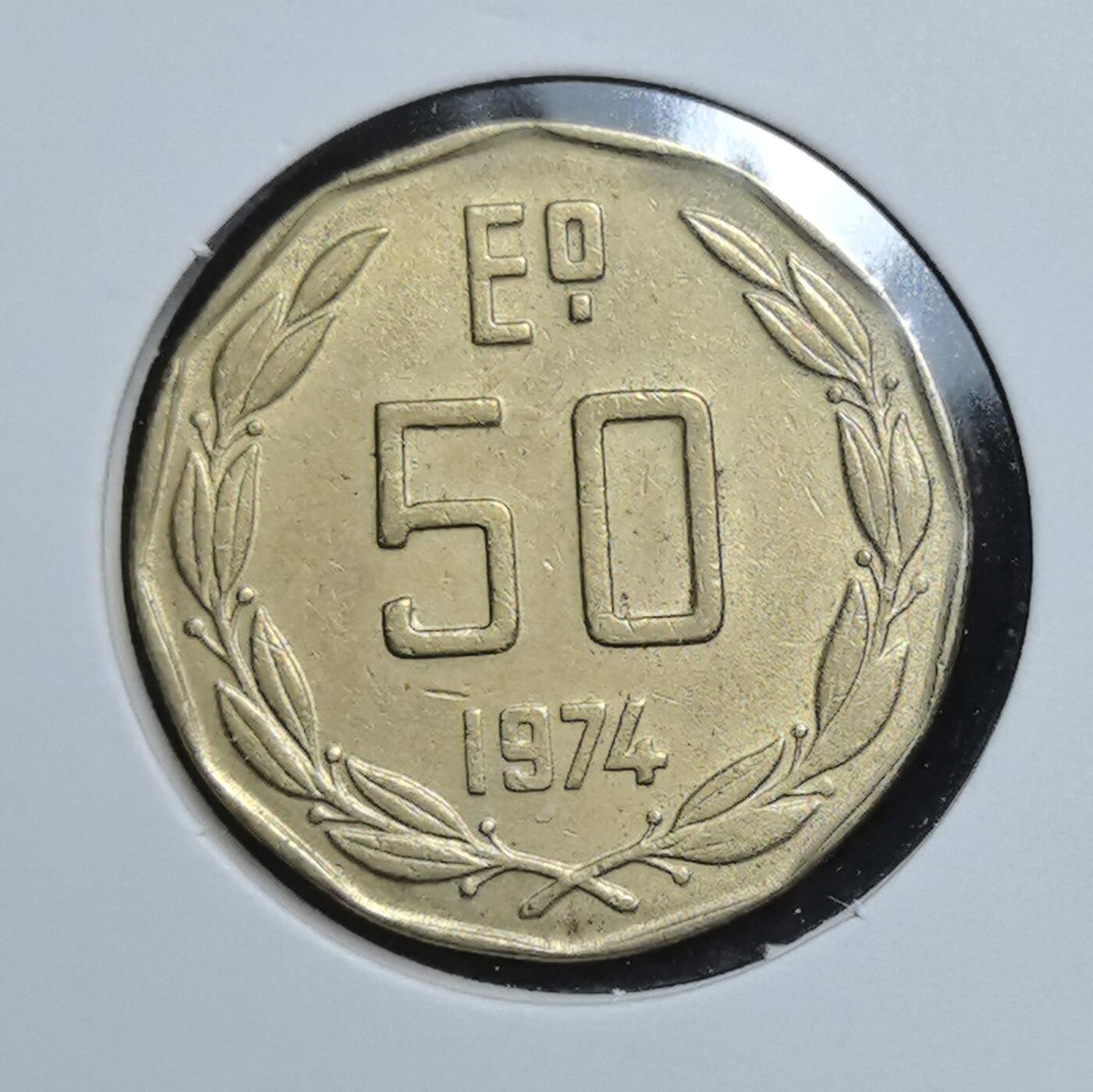 外国优质老铜币银币苏联纪念章，每周六晚九点倒数截拍，满百包邮可寄存，持续收拍 智利1974年50分埃斯库多铜币，属皮诺切特军政府初期货币，正面为安第斯神鹰与山峰，见证智利货币体系末期与政治转型，后被比索取代退出流通。