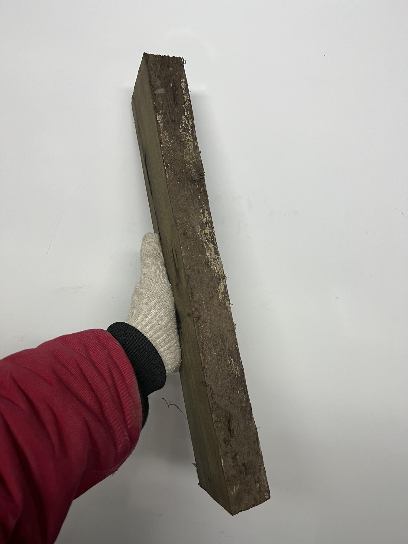 零元拍：NO.2金丝楠阴沉料，切镇尺做牌子，无需打磨就已经金光闪闪。切牌子，做镇尺，干泡台。满金丝药香，尺寸约：42/7.5/3.7CM。