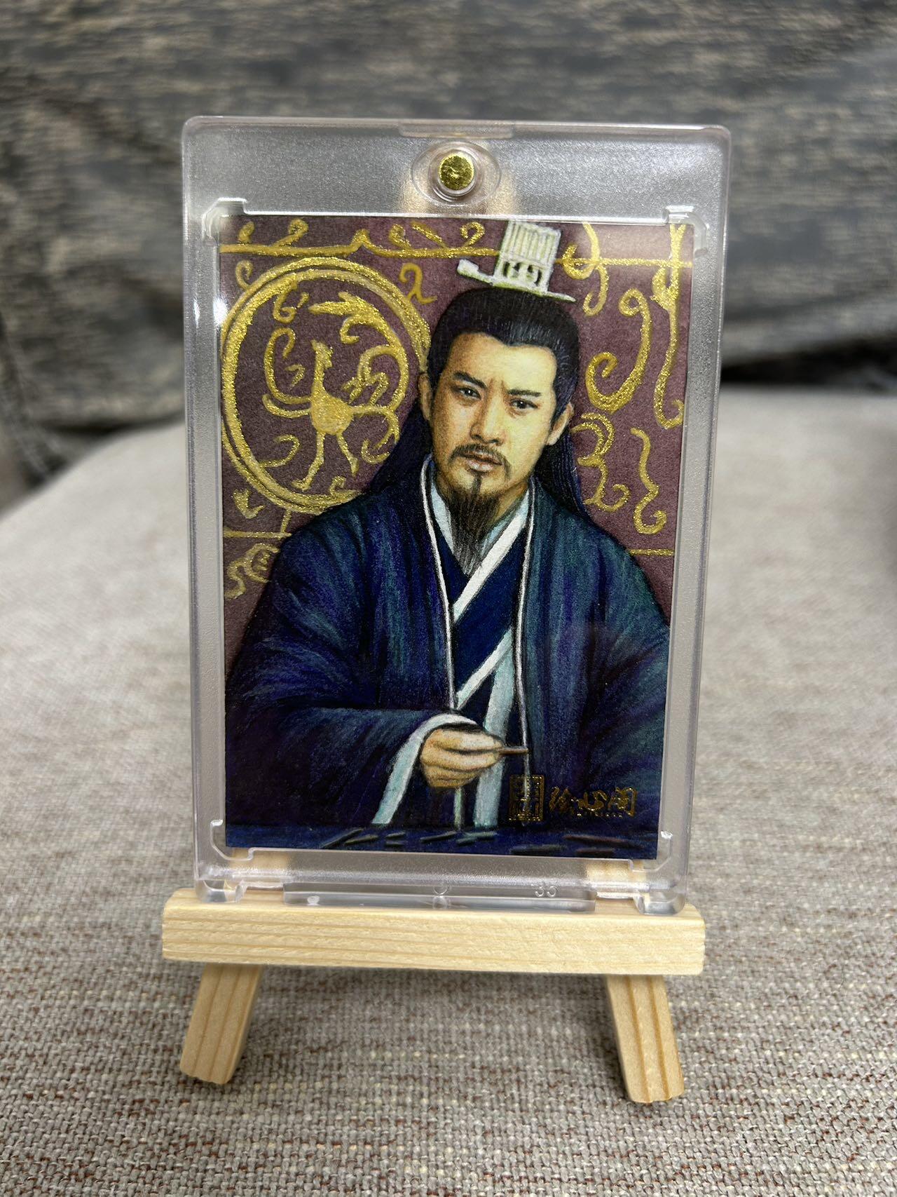 喜灰玩卡拍卖第五期，接拍品0佣金，欢迎送拍，释放现金流，让自己有资金可以购买更多喜欢的卡牌，让别的卡友能淘到更多心仪的卡牌 绘心阁 三国演义 梦华老师手绘原稿 诸葛亮 卡牌尺寸