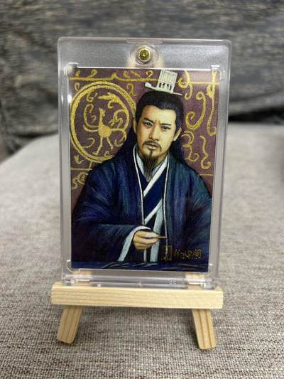喜灰玩卡拍卖第五期，接拍品0佣金，欢迎送拍，释放现金流，让自己有资金可以购买更多喜欢的卡牌，让别的卡友能淘到更多心仪的卡牌 - 绘心阁 三国演义 梦华老师手绘原稿 诸葛亮 卡牌尺寸