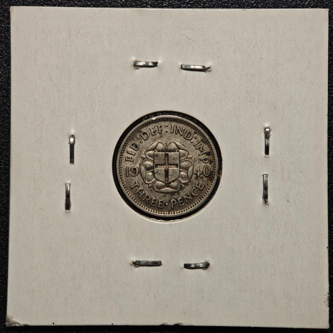 【德藏】世界币章拍卖第168期（拍品征集中~欢迎藏友联系） 老藏家集藏系列之- 1940年 英国3便士银币 直径约：16mm；重约：1.4g 入册20余年·附有当年购入价