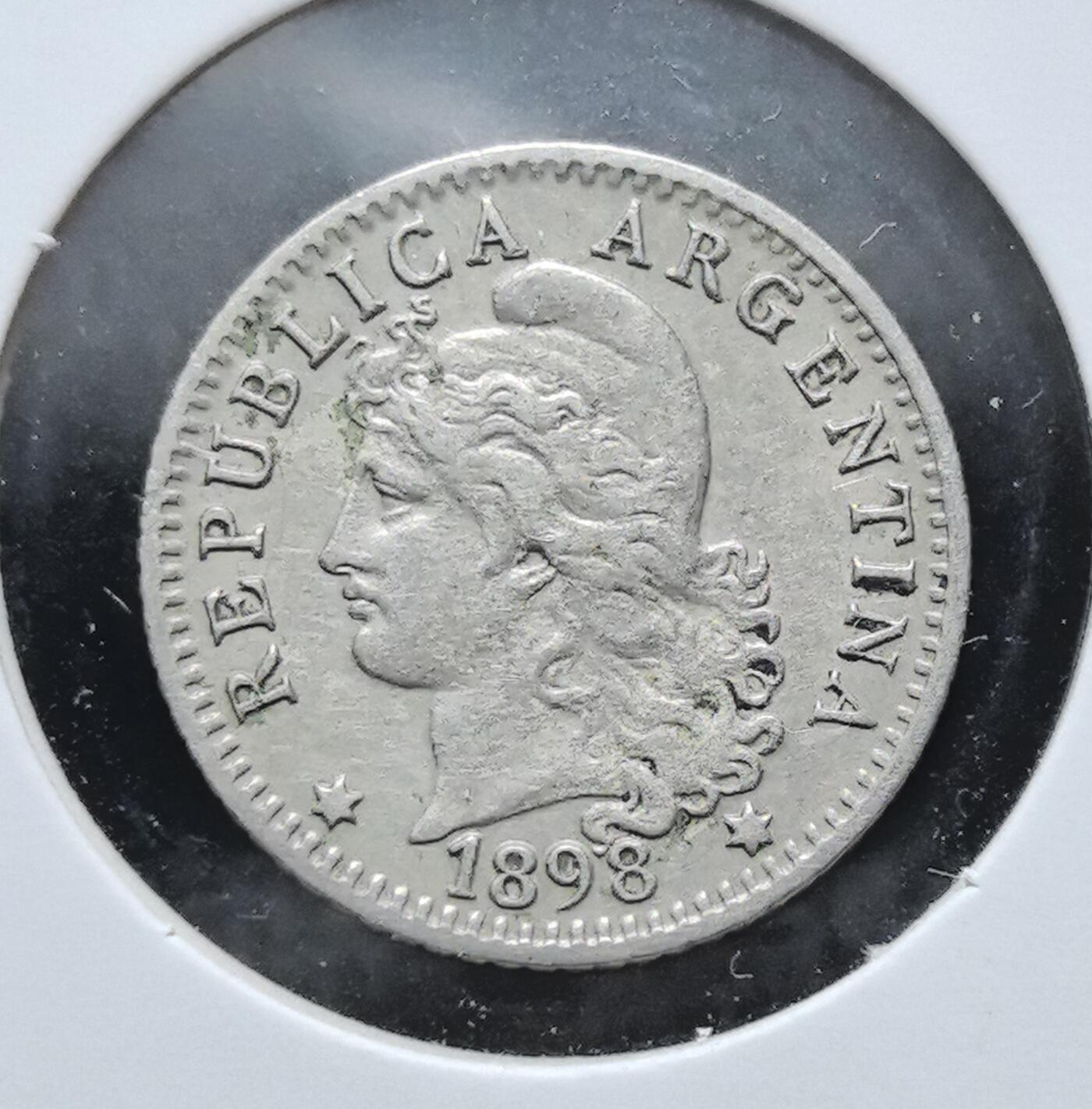外国优质老铜币银币苏联纪念章，每周六晚九点倒数截拍，满百包邮可寄存，持续收拍 阿根廷1898年5分，正面为自由女神头像与国名，背面是花环与面值，见证了阿根廷近代货币体系与南美独立后的经济发展，是 19 世纪末拉美钱币的典型代表。
