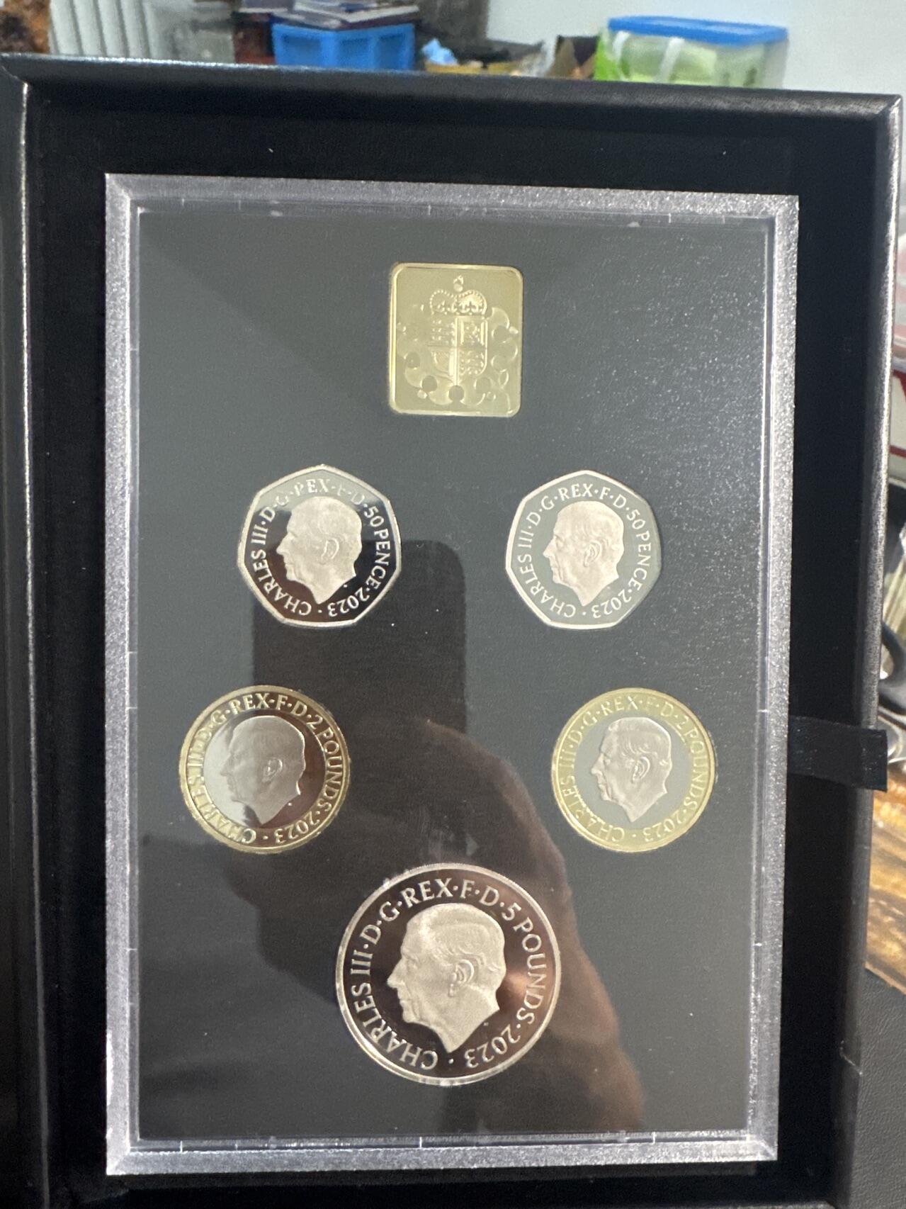 ❤️【币观天下】❤️ 第345期钱币拍卖场- 2026.3.20周五晚上6点半场 长期征集拍品  英国2023年 查尔斯三世头像首年 精制套币纪念币版 盒证齐全