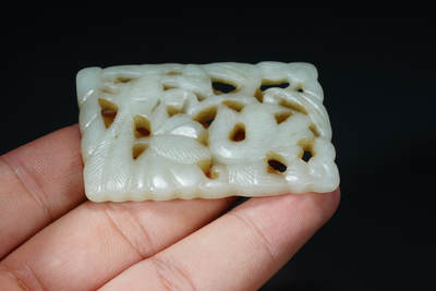 上海都达杂项专场90【全场包邮】  和田玉镂空雕蕉叶纹佩69-66