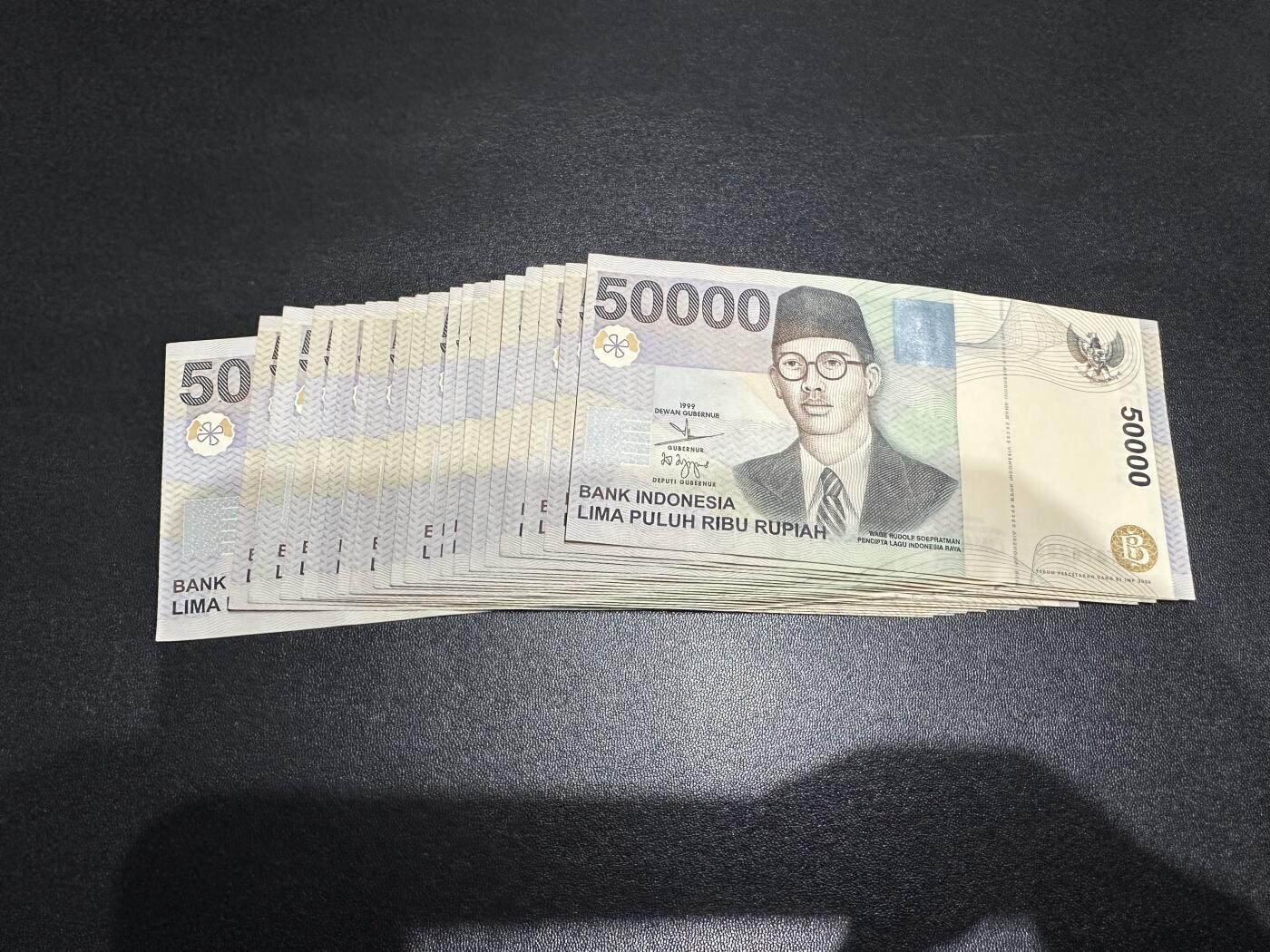 《外钞收藏家》第六百一十九期（精品场）（长期征集拍品、欢迎藏友们联系合作） 印度尼西亚5万卢比 20张一起 非全新 品相如图