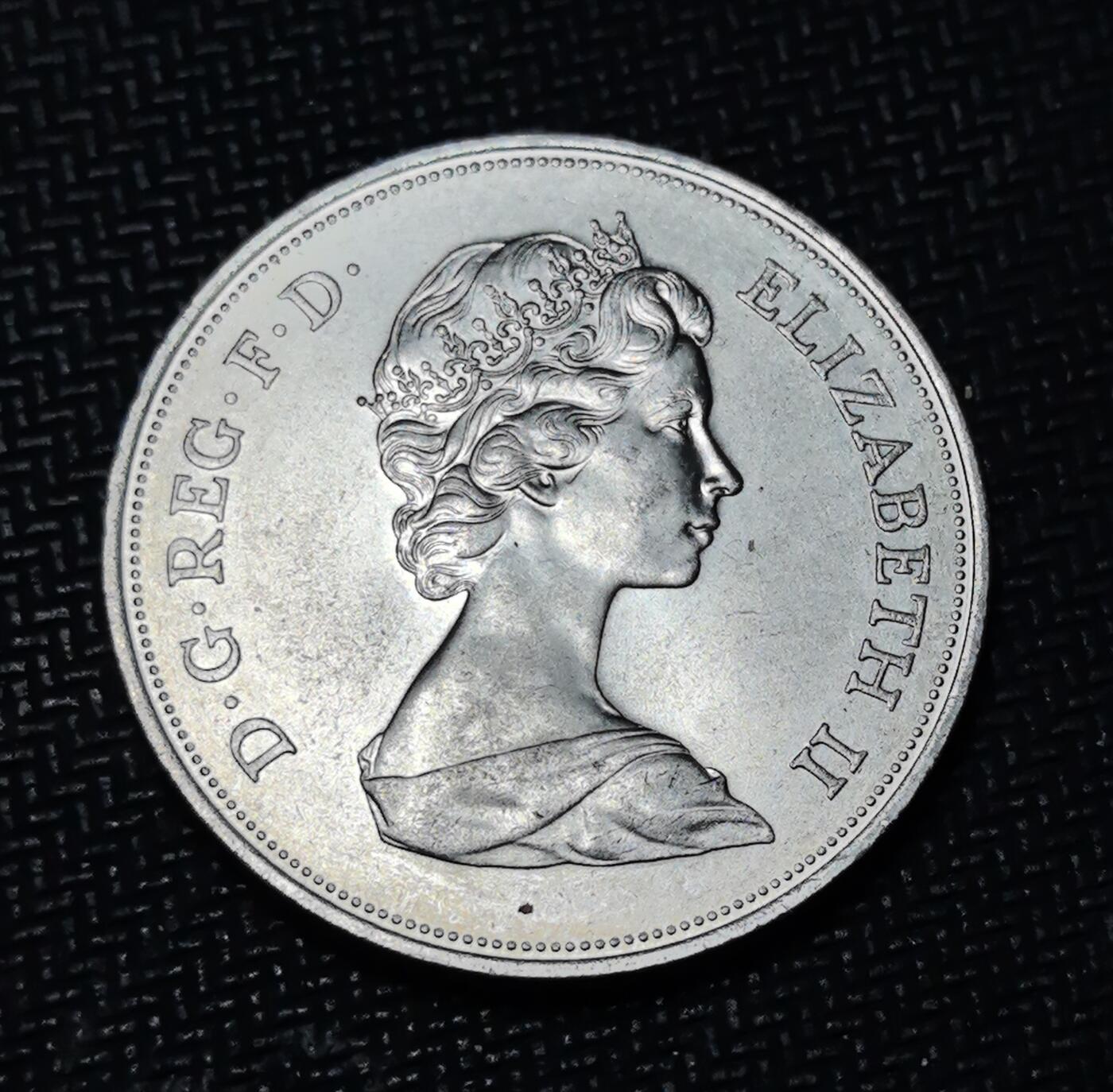 外国优质老铜币银币苏联纪念章，每周六晚九点倒数截拍，满百包邮可寄存，持续收拍 1972 年英国伊丽莎白二世与菲利普亲王银婚纪念克朗币，正面为女王肖像，背面饰精致 “EP” 纹章与银婚纪年，见证英国王室世纪婚姻，是英联邦王室纪念币的经典收藏品种。