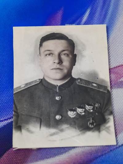 苏联勋章奖章拍卖 本次有亚捏，苏联艺术家，2次英雄的奖状，国际运动员全套等好货 不要错过 3月20日晚上九点结束在麦稀奇 找不到的加我qq或者微信都是184277308备注苏章拍卖。 - 苏联将军证件照照片可以看到得过1，2，3次圆盘红旗 应该是非常有名的将军 6*4.5