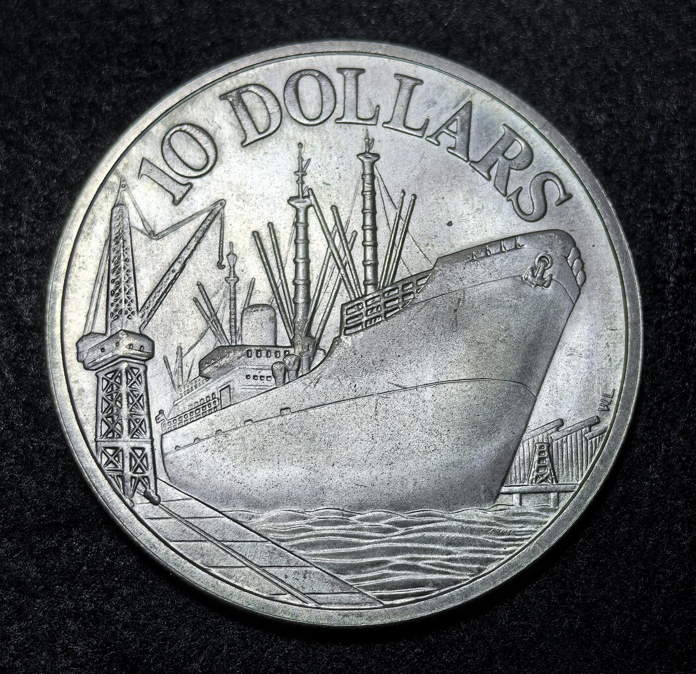 外国优质老铜币银币苏联纪念章，每周六晚九点倒数截拍，满百包邮可寄存，持续收拍 新加坡1976年独立10周年10元纪念银币。正面为国徽，背面以货轮与码头图案彰显其航运贸易核心地位，属非流通收藏币。