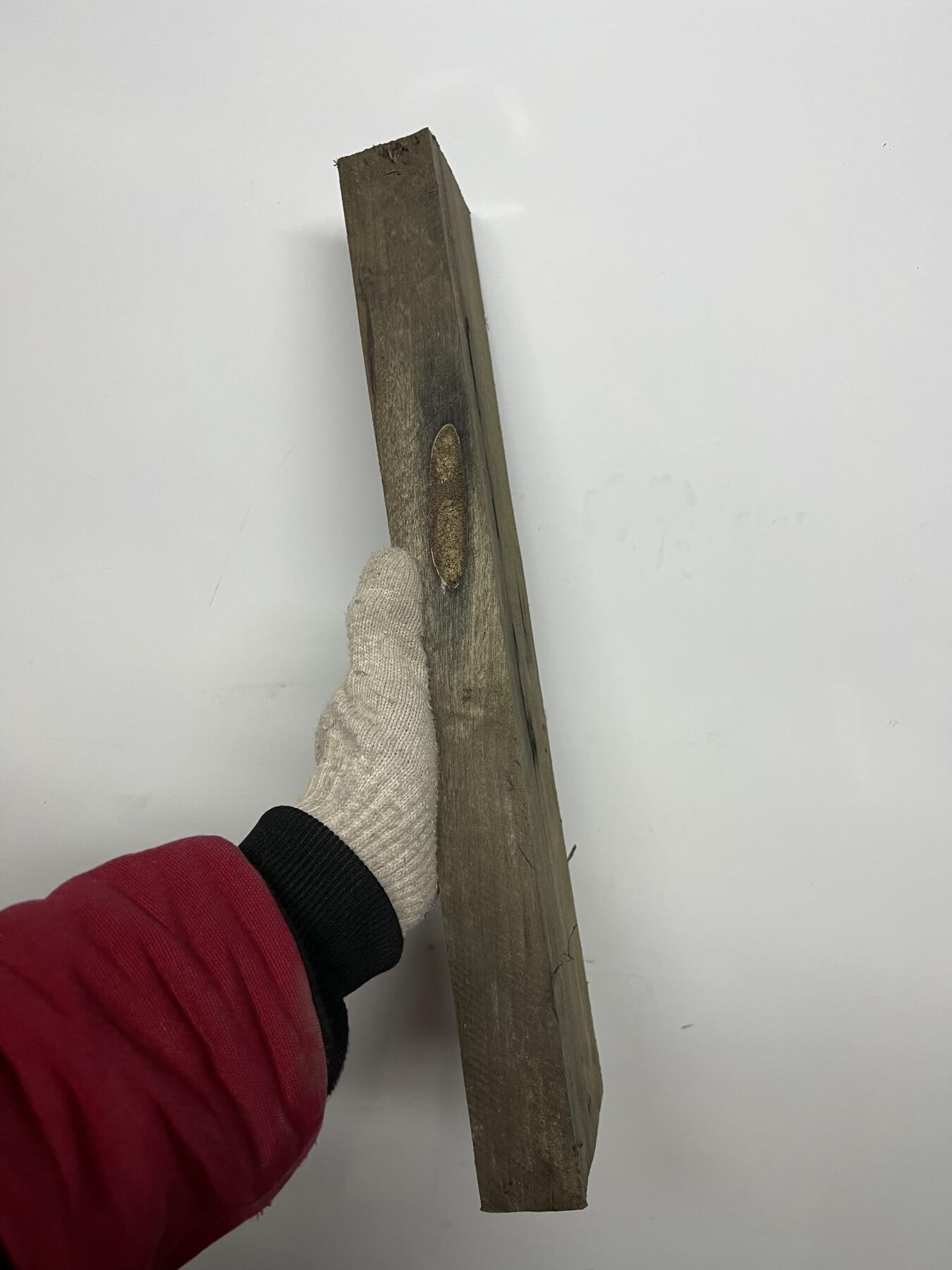 零元拍：NO.2金丝楠阴沉料，切镇尺做牌子，无需打磨就已经金光闪闪。切牌子，做镇尺，干泡台。满金丝药香，尺寸约：42/7.5/3.7CM。