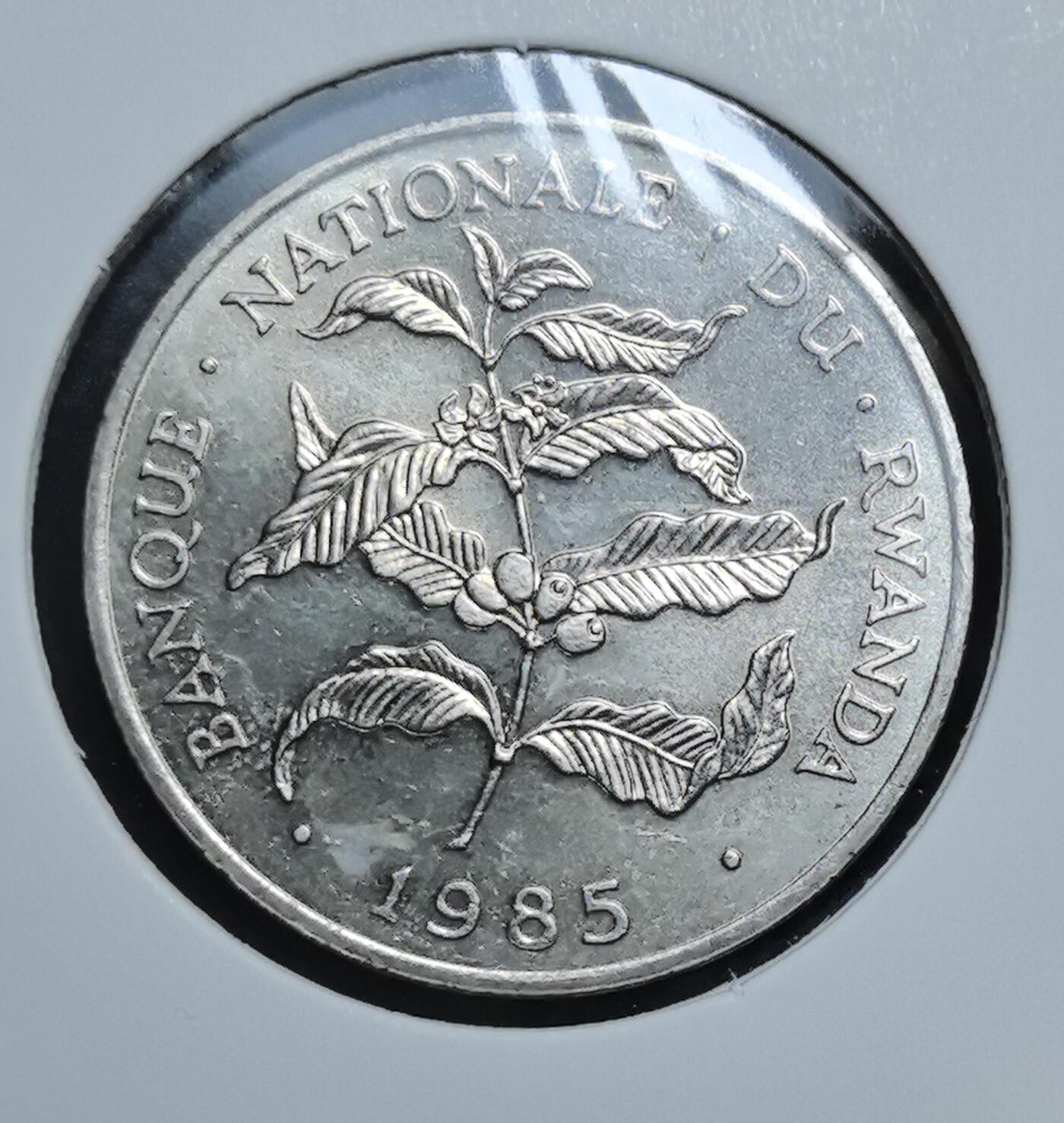 外国优质老铜币银币苏联纪念章，每周六晚九点倒数截拍，满百包邮可寄存，持续收拍 卢旺达1985年10法郎，正面为卢旺达国徽与 “自由、合作、进步” 格言，背面以咖啡枝叶象征国家经济支柱，见证了卢旺达独立后的货币体系与农业特色。