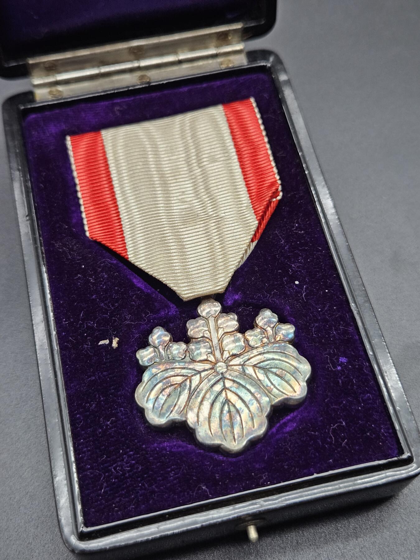 0元起拍勋章 第340期 咸鱼国勋章拍卖专场 3月22日（周日）下午6：00开始 明治时期 八等白叶章银制带盒