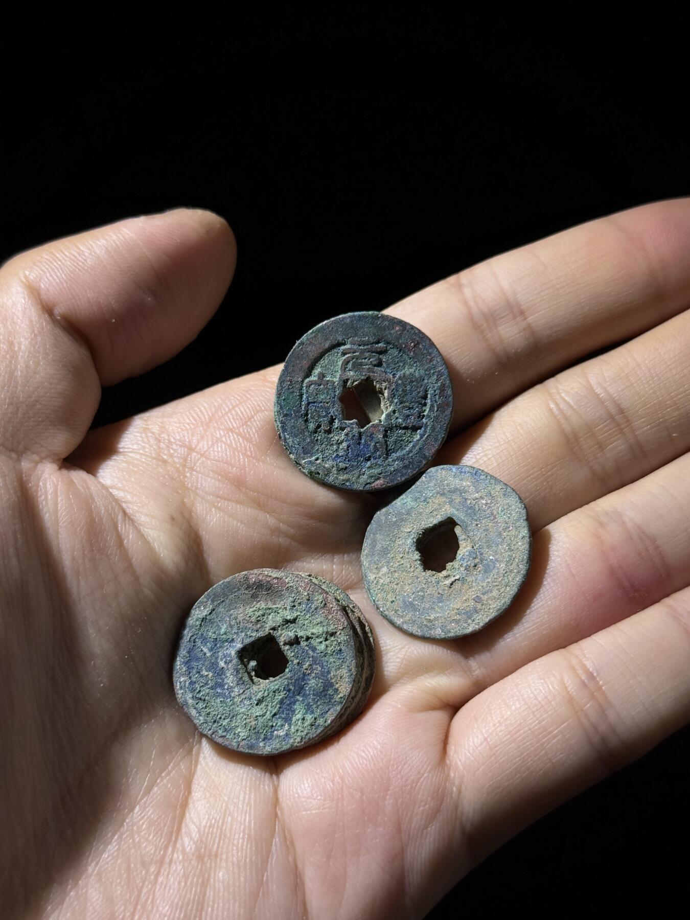 戎马世界章牌大赏，铜钱场 宋小平钱筒子一组，两个二联一个三联