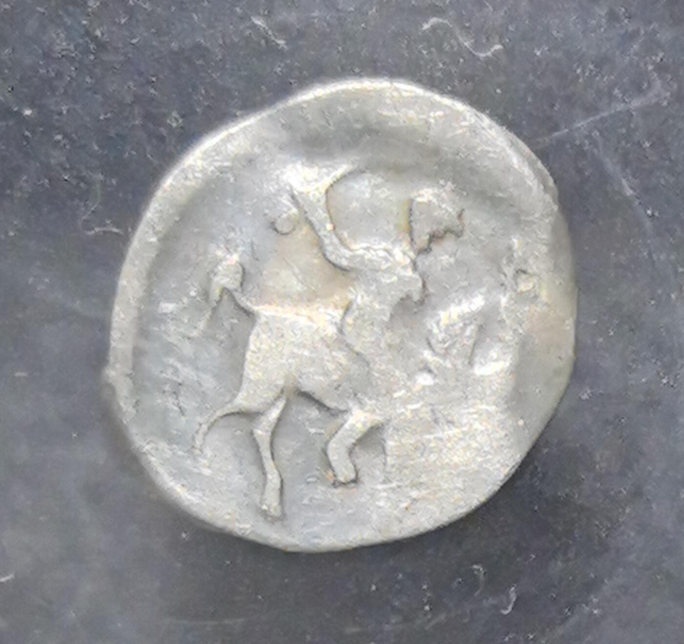 外国优质老铜币银币苏联纪念章，每周六晚九点倒数截拍，满百包邮可寄存，持续收拍 俄罗斯中世纪伊凡雷帝时期戈比银币，背面为圣乔治骑马屠龙纹，正面是斯拉夫文铭文。铸于莫斯科大公国时期，是早期罗斯货币体系的代表，见证俄罗斯从分裂走向集权的历史进程。