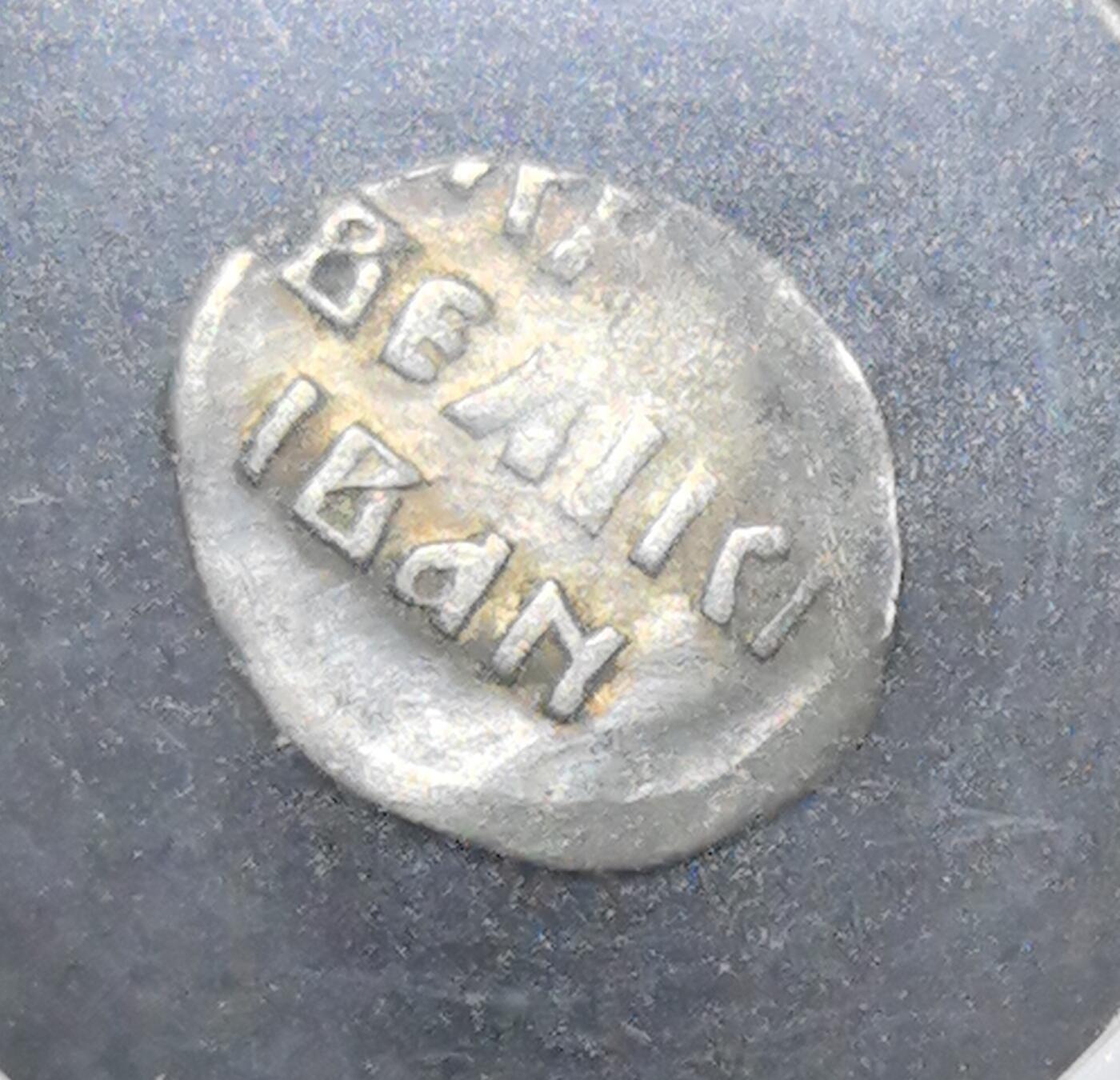 外国优质老铜币银币苏联纪念章，每周六晚九点倒数截拍，满百包邮可寄存，持续收拍 俄罗斯中世纪伊凡雷帝时期戈比银币，背面为圣乔治骑马屠龙纹，正面是斯拉夫文铭文。铸于莫斯科大公国时期，是早期罗斯货币体系的代表，见证俄罗斯从分裂走向集权的历史进程。