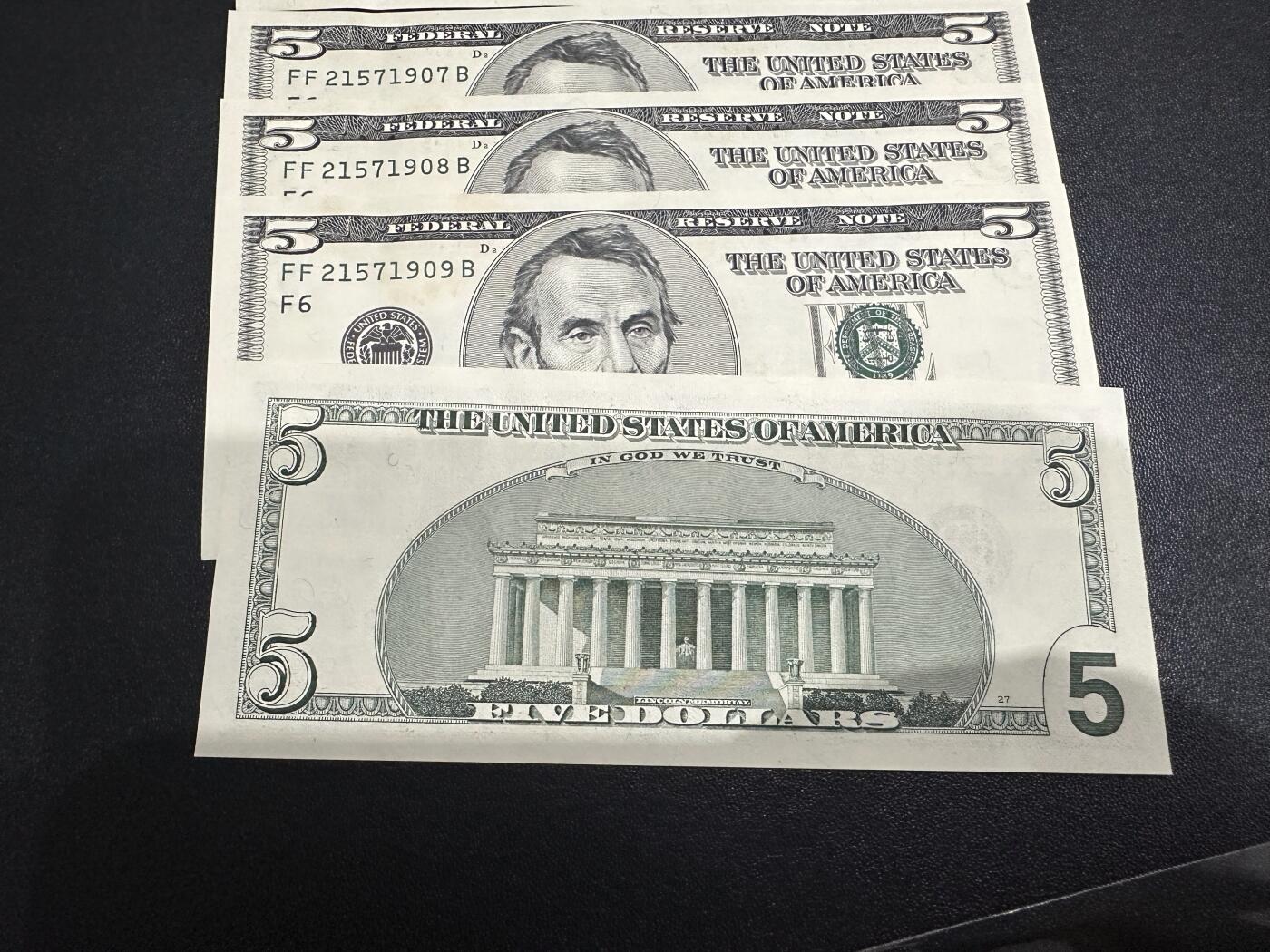 《外钞收藏家》第六百一十九期（精品场）（长期征集拍品、欢迎藏友们联系合作） 2003年美国大头版5美元 8连号 无折有黄潮斑