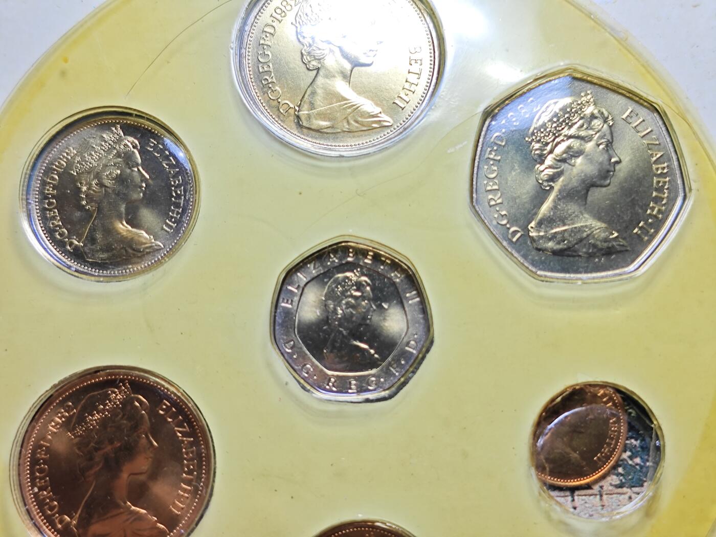 KK钱币收藏小铺   套币专场 2月预留时间 周末发货  1982英国大小面值一套