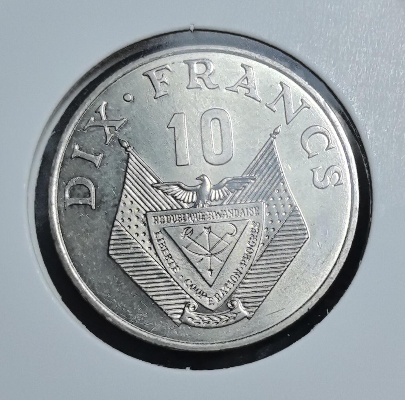 外国优质老铜币银币苏联纪念章，每周六晚九点倒数截拍，满百包邮可寄存，持续收拍 卢旺达1985年10法郎，正面为卢旺达国徽与 “自由、合作、进步” 格言，背面以咖啡枝叶象征国家经济支柱，见证了卢旺达独立后的货币体系与农业特色。