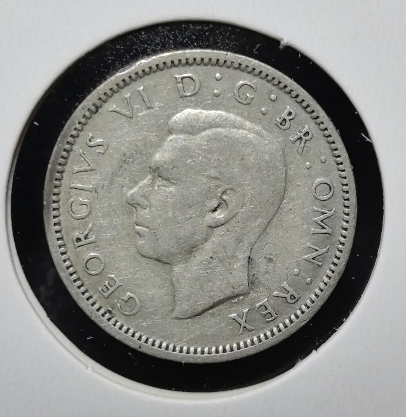 外国优质老铜币银币苏联纪念章，每周六晚九点倒数截拍，满百包邮可寄存，持续收拍 英国乔治六世1942年6便士银币。正面为国王头像，背面是国王花押与王冠，是二战时期英国流通货币，见证战时经济与殖民体系。