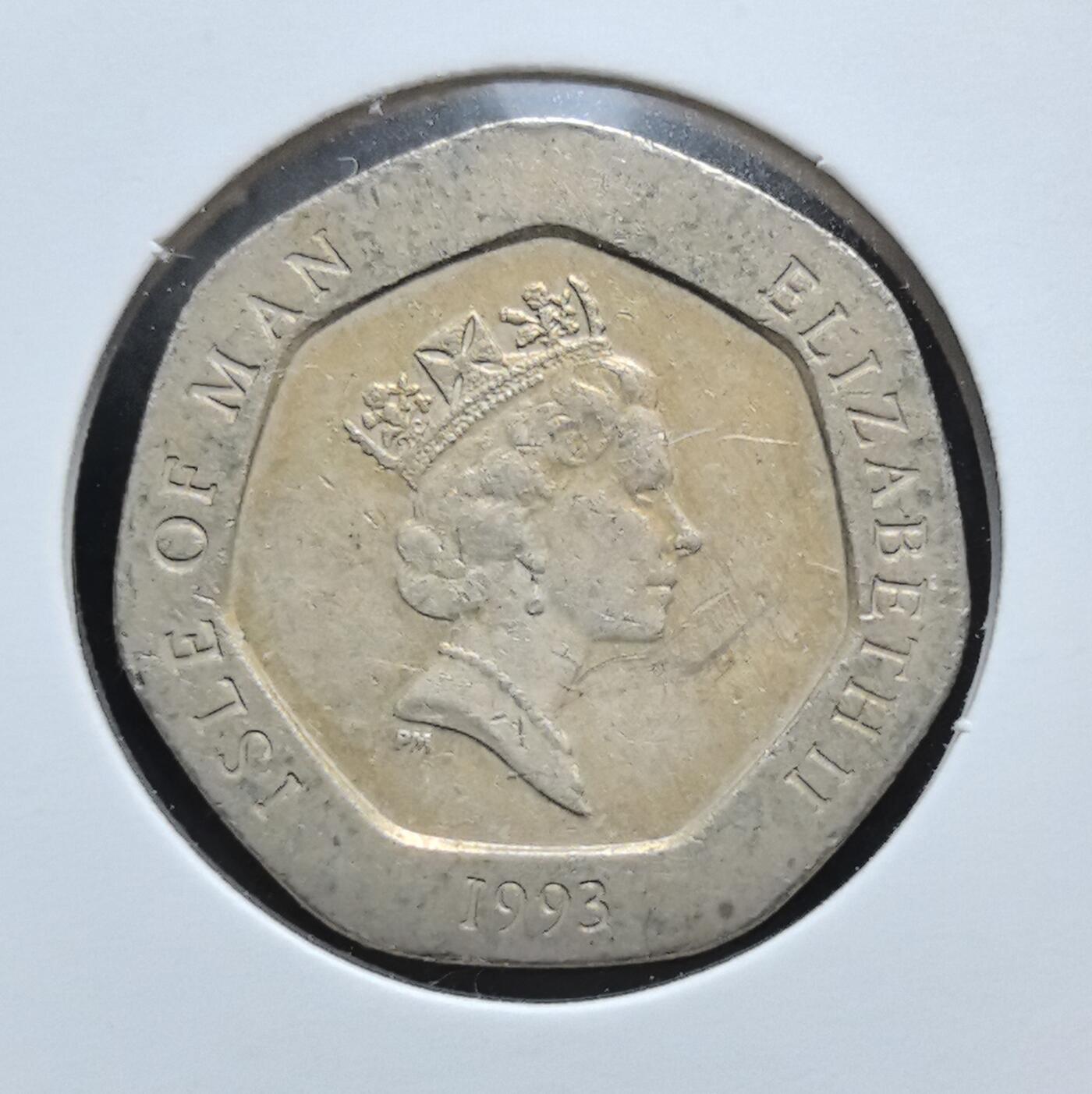 外国优质老铜币银币苏联纪念章，每周六晚九点倒数截拍，满百包邮可寄存，持续收拍 马恩岛1993年农耕图20便士。正面为伊丽莎白二世头像，背面以马恩岛语 “ellan vannin” 搭配传统农业图案，是当地独特文化与英国属地身份的象征，兼具收藏与民俗纪念意义。