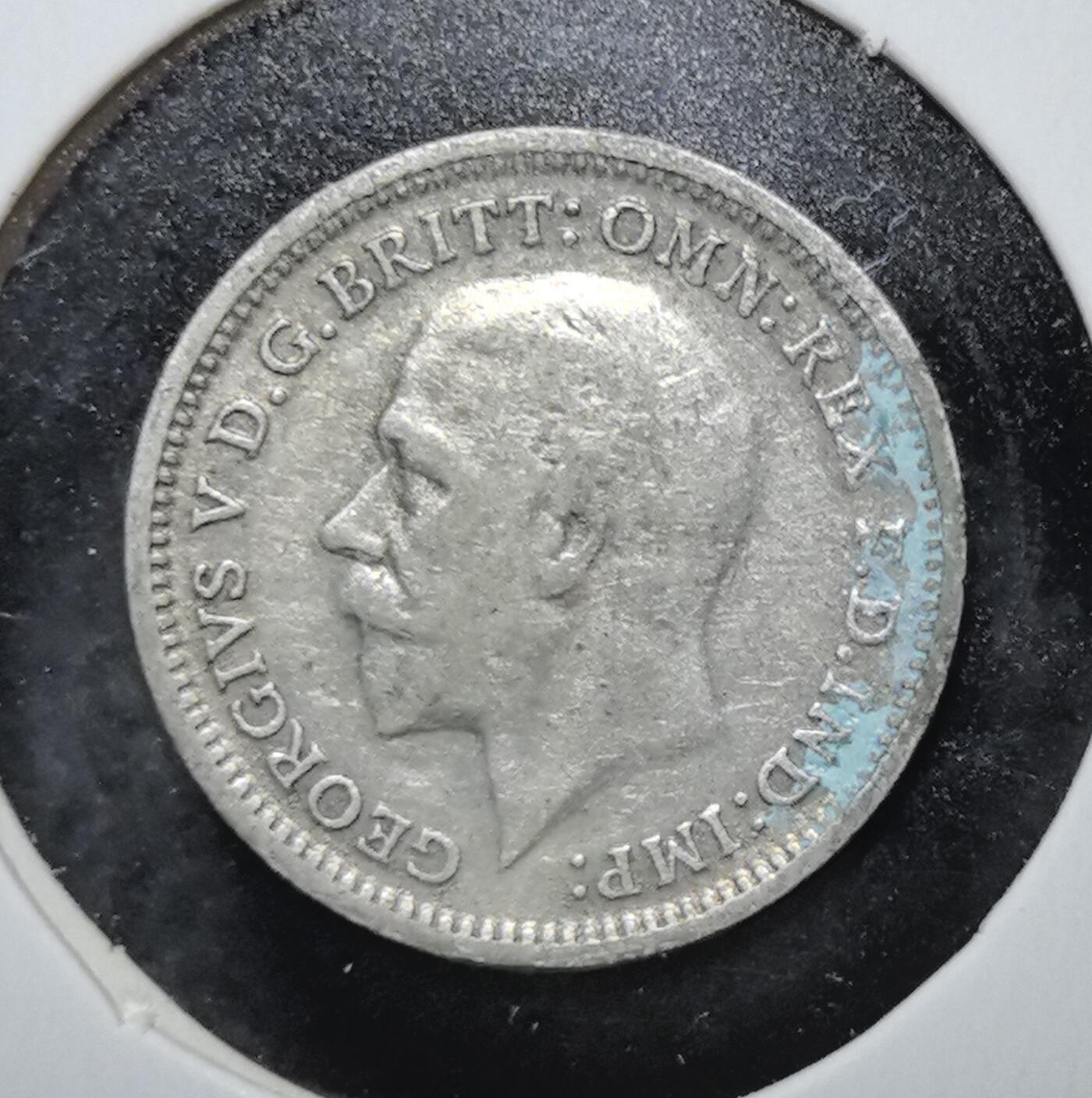 外国优质老铜币银币苏联纪念章，每周六晚九点倒数截拍，满百包邮可寄存，持续收拍 英国乔治五世1935年3便士银币，面值微小却工艺精致。正面为国王头像，背面是王冠与面值，属英联邦传统辅币。