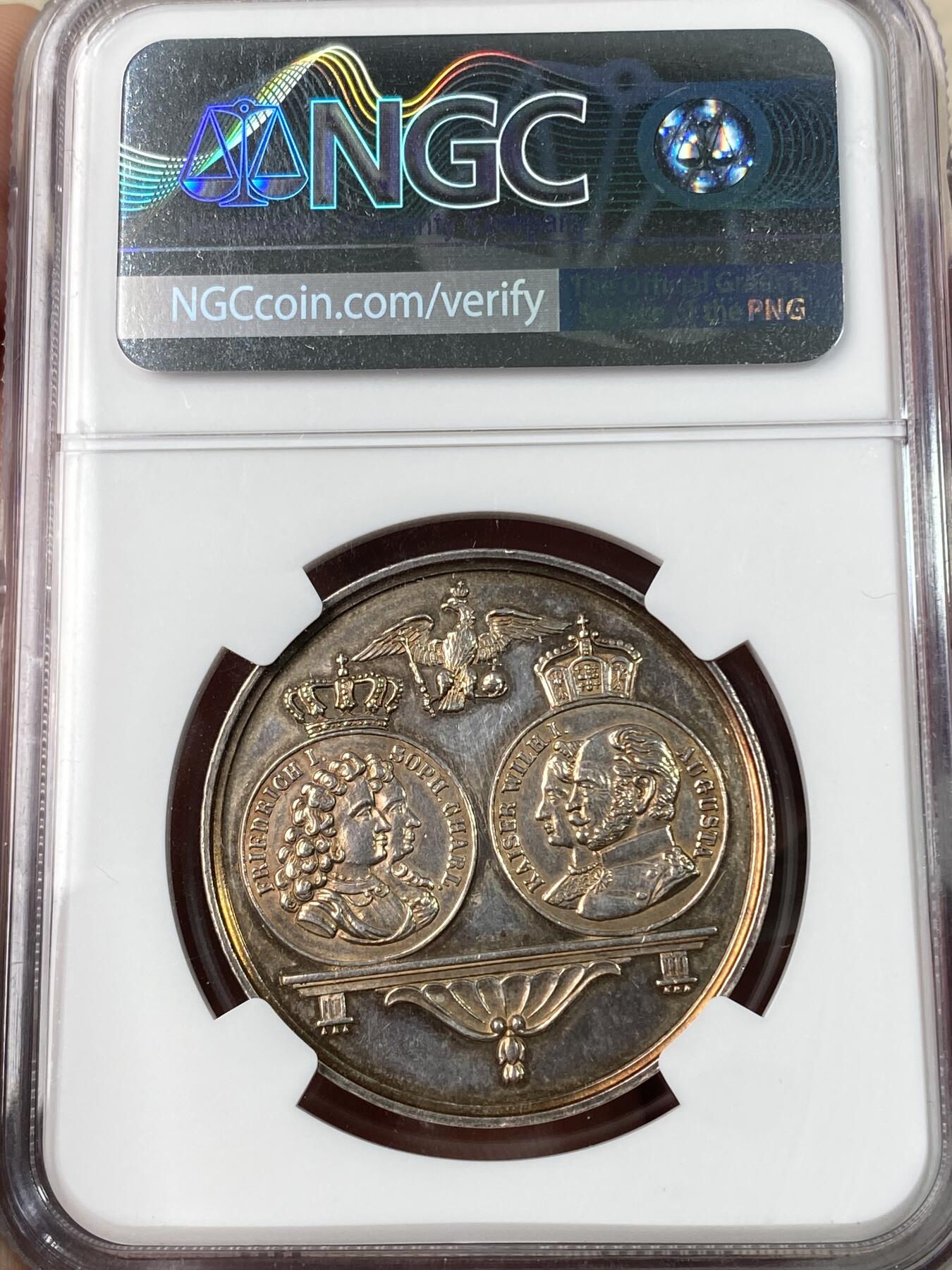 万国钱币拍卖第063期 NGC MS61 1901年德国普鲁士建国200周年纪念银章 通体金彩 正面威廉二世夫妇像 背面腓特烈一世与威廉一世夫妇像 帝国鹰在上方祝福帝国 绝对的珍稀罕见品种唯一入盒冠军分