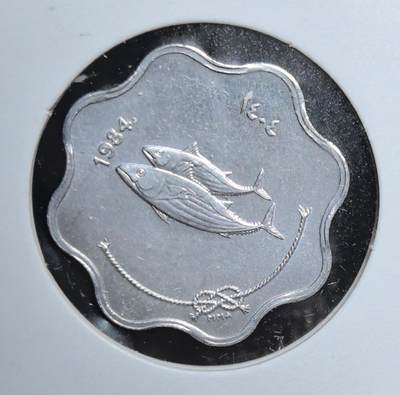 外国优质老铜币银币苏联纪念章，每周六晚九点倒数截拍，满百包邮可寄存，持续收拍 - 马尔代夫1984年5拉雷，波浪形边缘与金枪鱼图案凸显海洋岛国特色，双语纪年融合公历与伊斯兰历法，生动展现马尔代夫渔业文化，是南亚海岛钱币收藏的清新趣味品种。