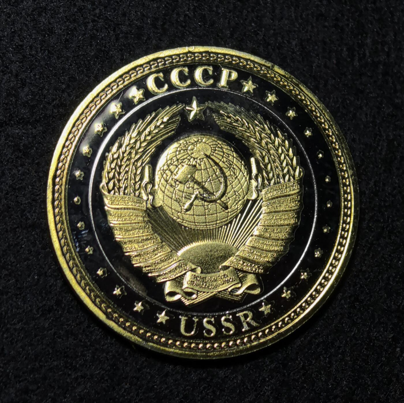 外国优质老铜币银币苏联纪念章，每周六晚九点倒数截拍，满百包邮可寄存，持续收拍 列宁精制纪念章，直径34.8mm，重量19克，正面列宁浮雕像神态庄重，俄英双语标注彰显国际视角，背面苏联国徽承载红色记忆，双色电镀工艺精致，是极具苏联历史与红色收藏价值的纪念佳品。