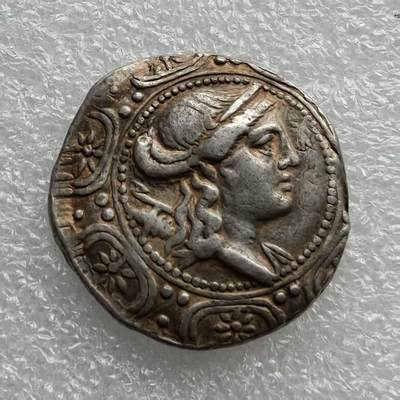 瓶子🏺第233期拍卖会 - 古希腊马其顿月亮女神像四德银币 公元前167-前148年，16.60克  直径30mm 正面狩猎和月亮女神阿尔特密斯头像，肩上扛着弓和箭筒。她是太阳神阿波罗的姐姐，巨蟹座的保护神。周围环绕马其顿盾牌。背面狼牙棒，周围环绕橡树花环，狼牙棒是大力神赫拉克勒斯的兵器，象征勇敢强大，铭文“马其顿 普鲁特斯”。