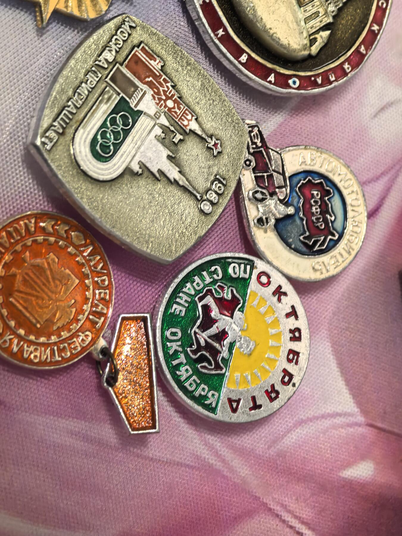 苏联勋章奖章拍卖 本次有亚捏，苏联艺术家，2次英雄的奖状，国际运动员全套等好货 不要错过 3月20日晚上九点结束在麦稀奇 找不到的加我qq或者微信都是184277308备注苏章拍卖。