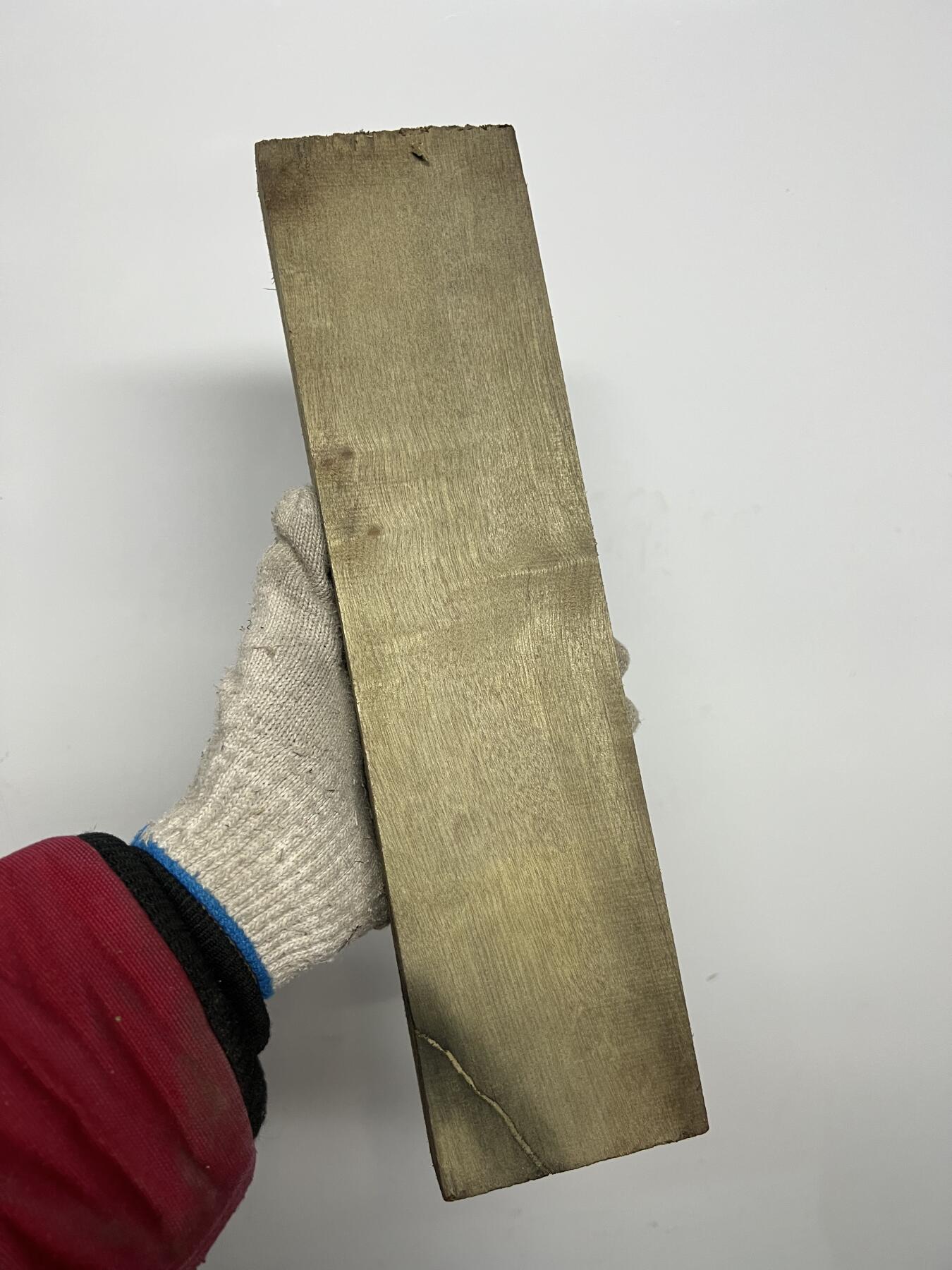 零元拍：NO.7金丝楠阴沉料，切镇尺做牌子，无需打磨就已经金光闪闪。切牌子，做镇尺，干泡台。满金丝药香，尺寸约：33.6/8.5/3.5CM。