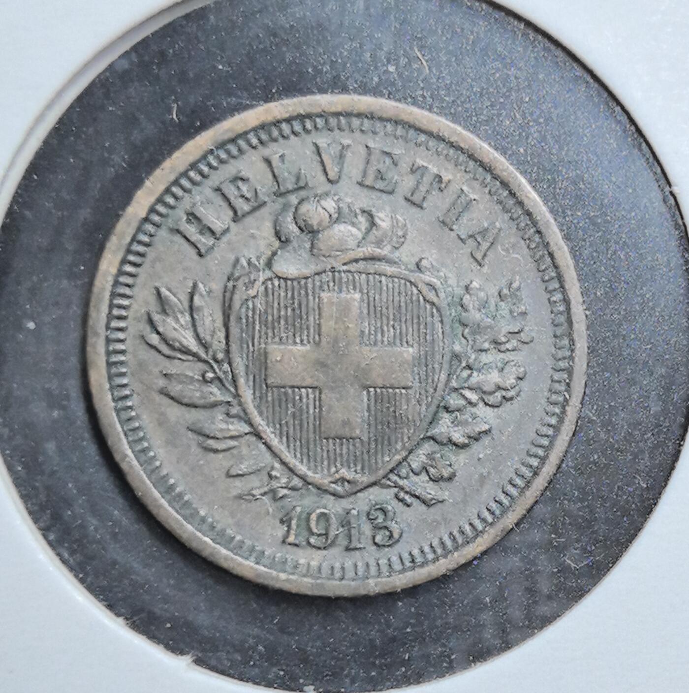 外国优质老铜币银币苏联纪念章，每周六晚九点倒数截拍，满百包邮可寄存，持续收拍 瑞士1913年1生丁铜币，正面铸有 “HELVETIA” 与瑞士国徽十字盾，象征联邦中立与团结，背面月桂枝环简洁典雅，铜质包浆温润，是瑞士百年钱币中极具代表性的入门收藏品种。